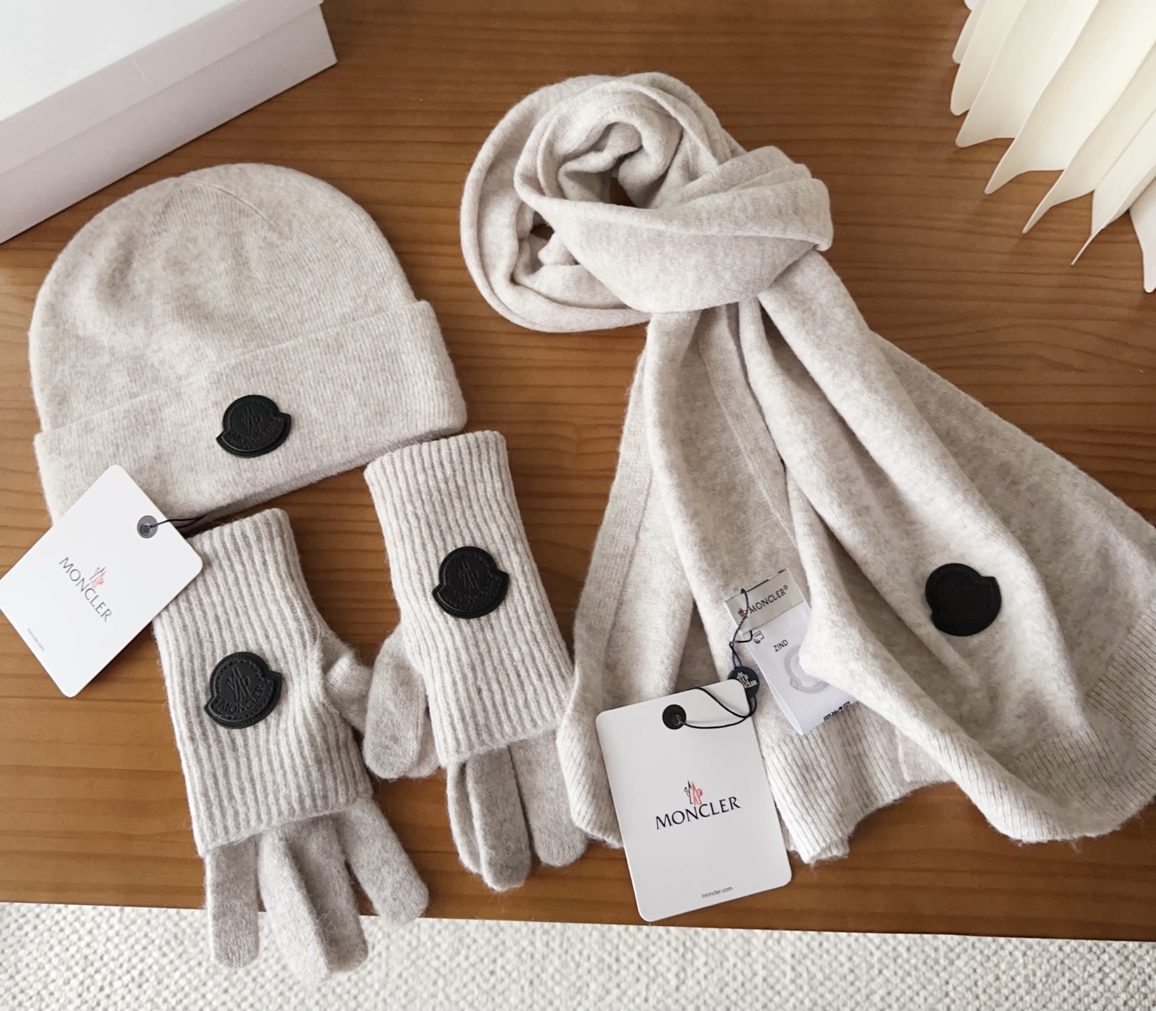Moncler 蒙口套装秋冬款翻边羊毛针织毛线帽高品质定制！这款必定是极简主义的最爱干净，利索，时尚百搭