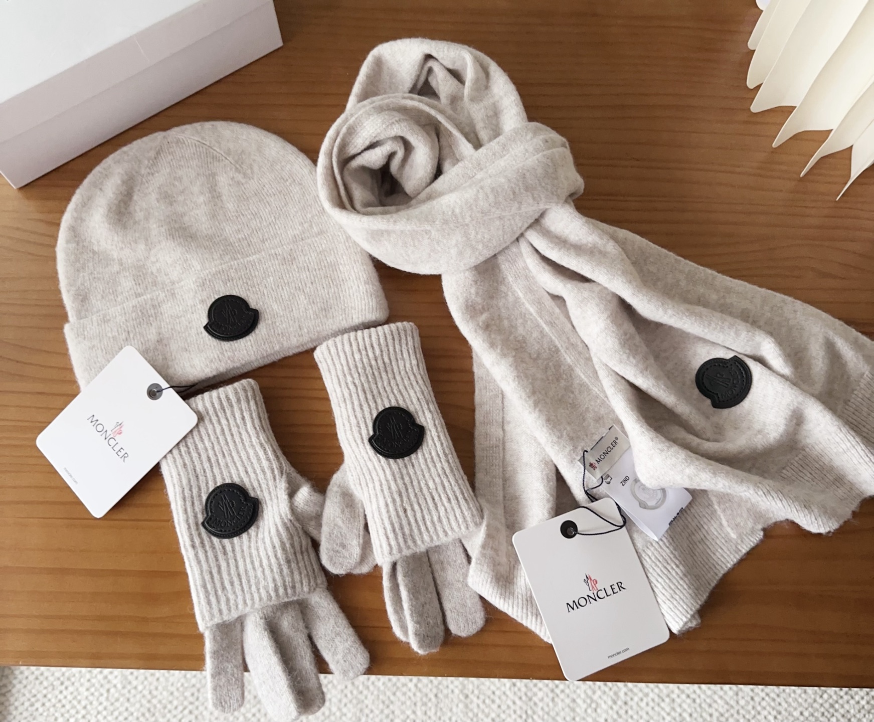 Moncler 蒙口套装秋冬款翻边羊毛针织毛线帽高品质定制！这款必定是极简主义的最爱干净，利索，时尚百搭