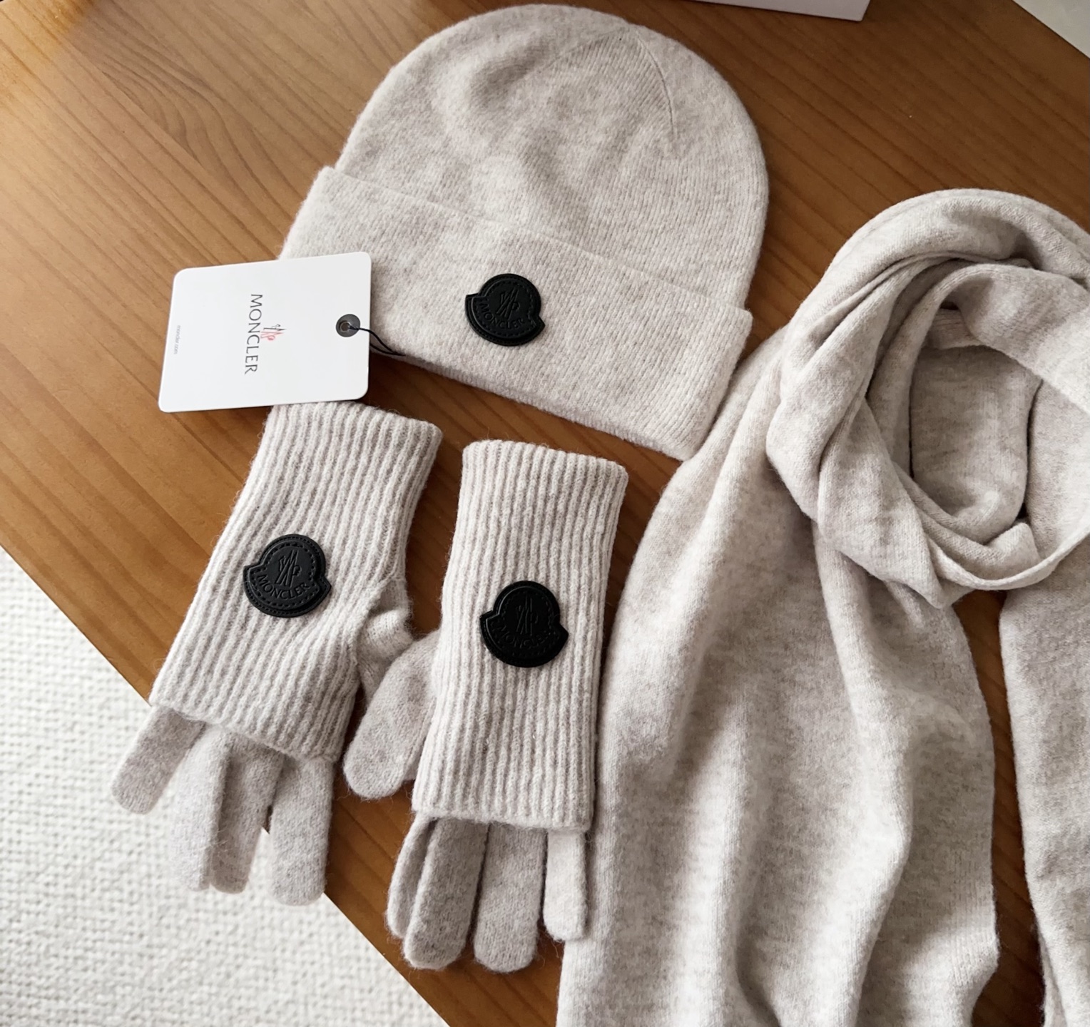 Moncler 蒙口套装秋冬款翻边羊毛针织毛线帽高品质定制！这款必定是极简主义的最爱干净，利索，时尚百搭