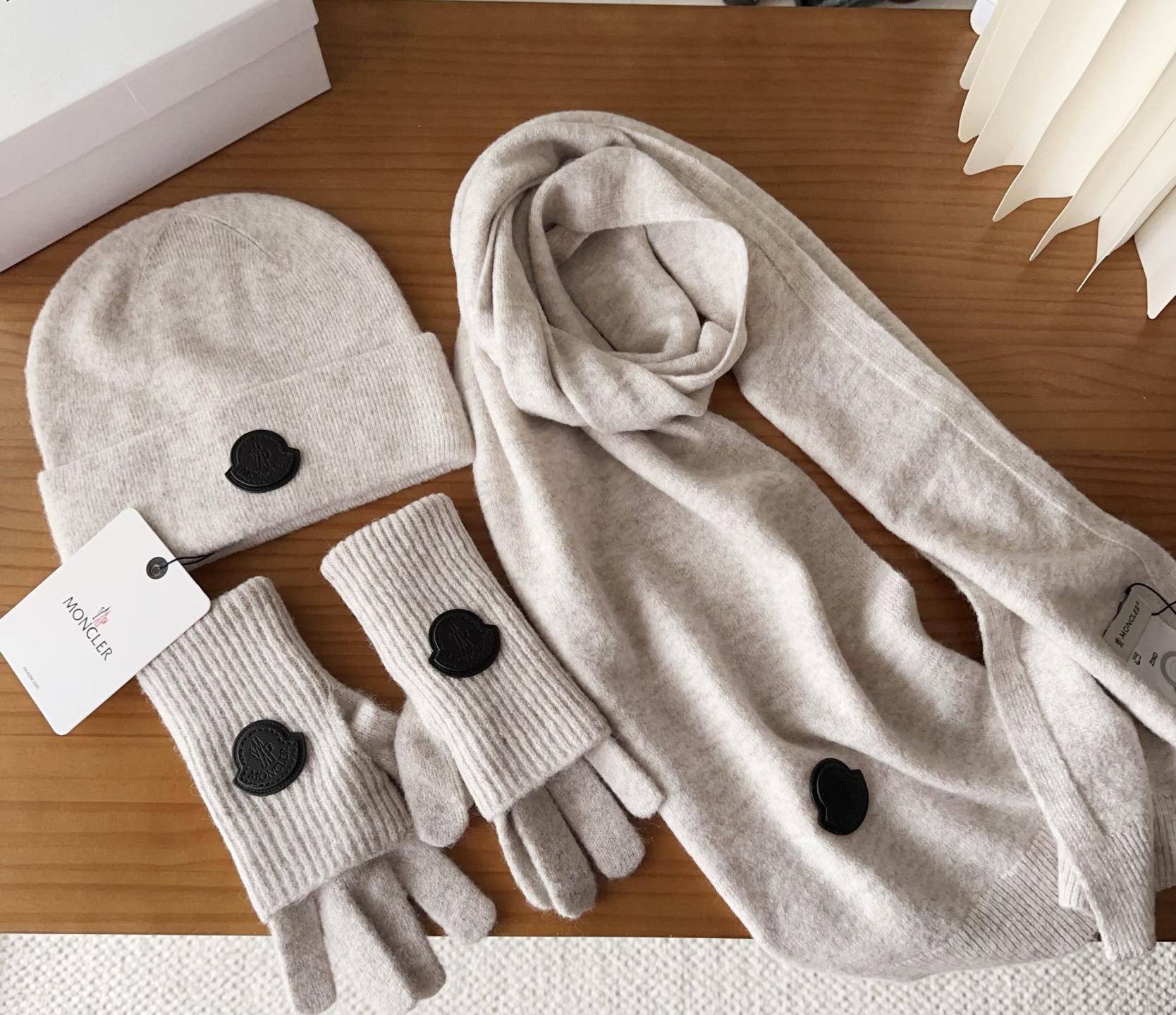 Moncler 蒙口套装秋冬款翻边羊毛针织毛线帽高品质定制！这款必定是极简主义的最爱干净，利索，时尚百搭