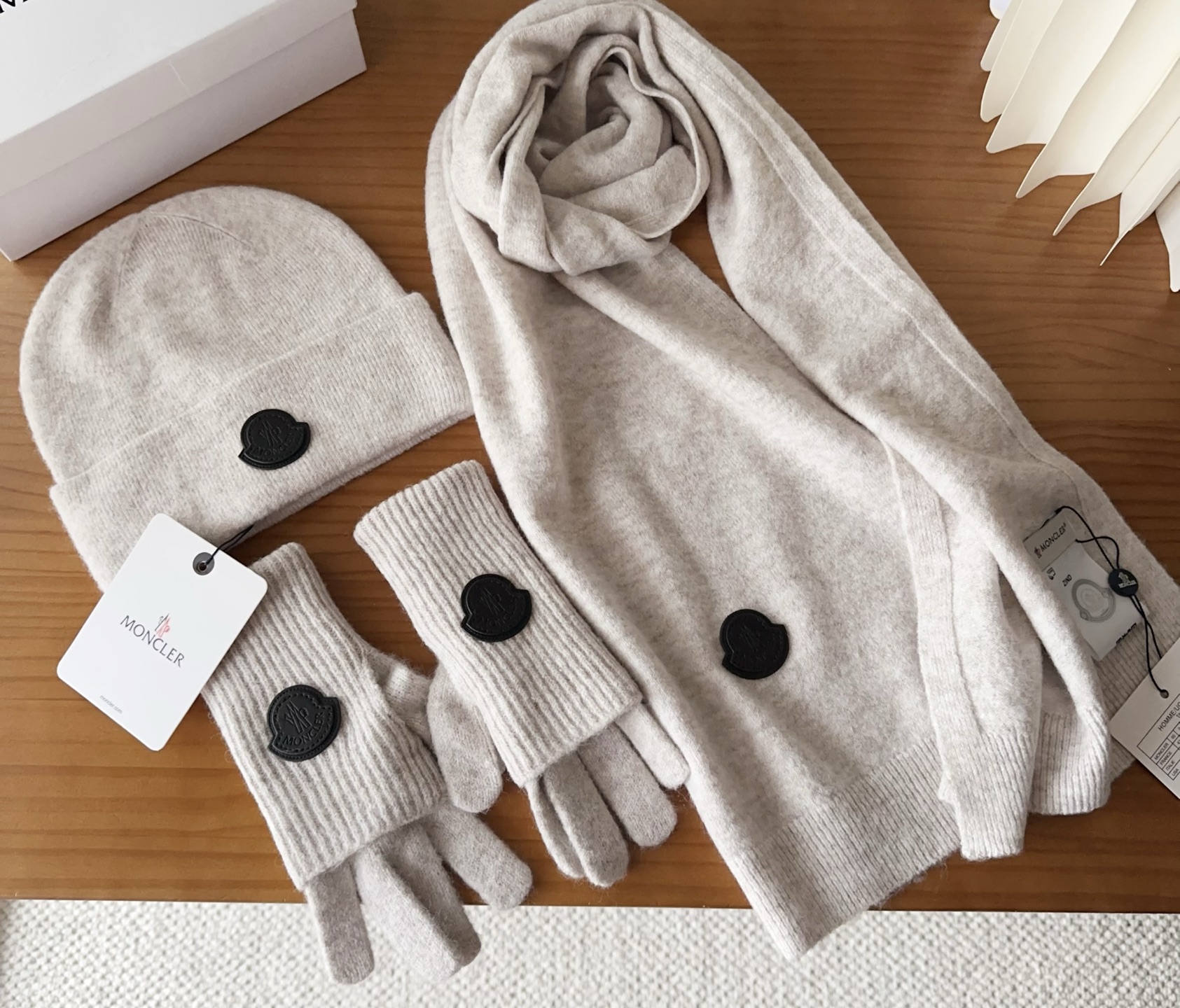 Moncler 蒙口套装秋冬款翻边羊毛针织毛线帽高品质定制！这款必定是极简主义的最爱干净，利索，时尚百搭