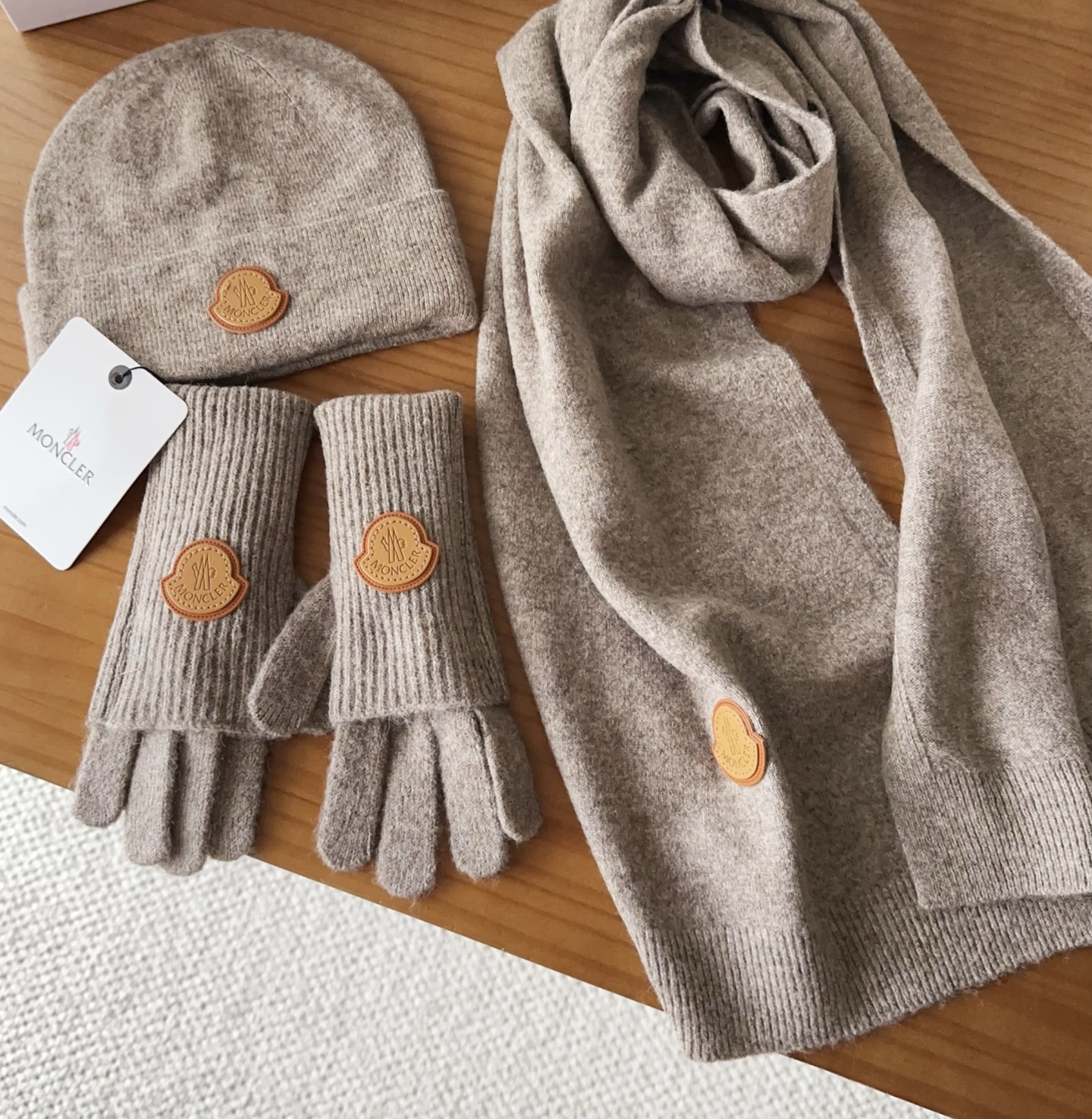 Moncler 蒙口套装秋冬款翻边羊毛针织毛线帽高品质定制！这款必定是极简主义的最爱干净，利索，时尚百搭