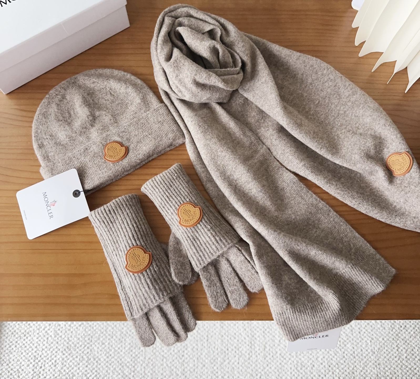 Moncler 蒙口套装秋冬款翻边羊毛针织毛线帽高品质定制！这款必定是极简主义的最爱干净，利索，时尚百搭