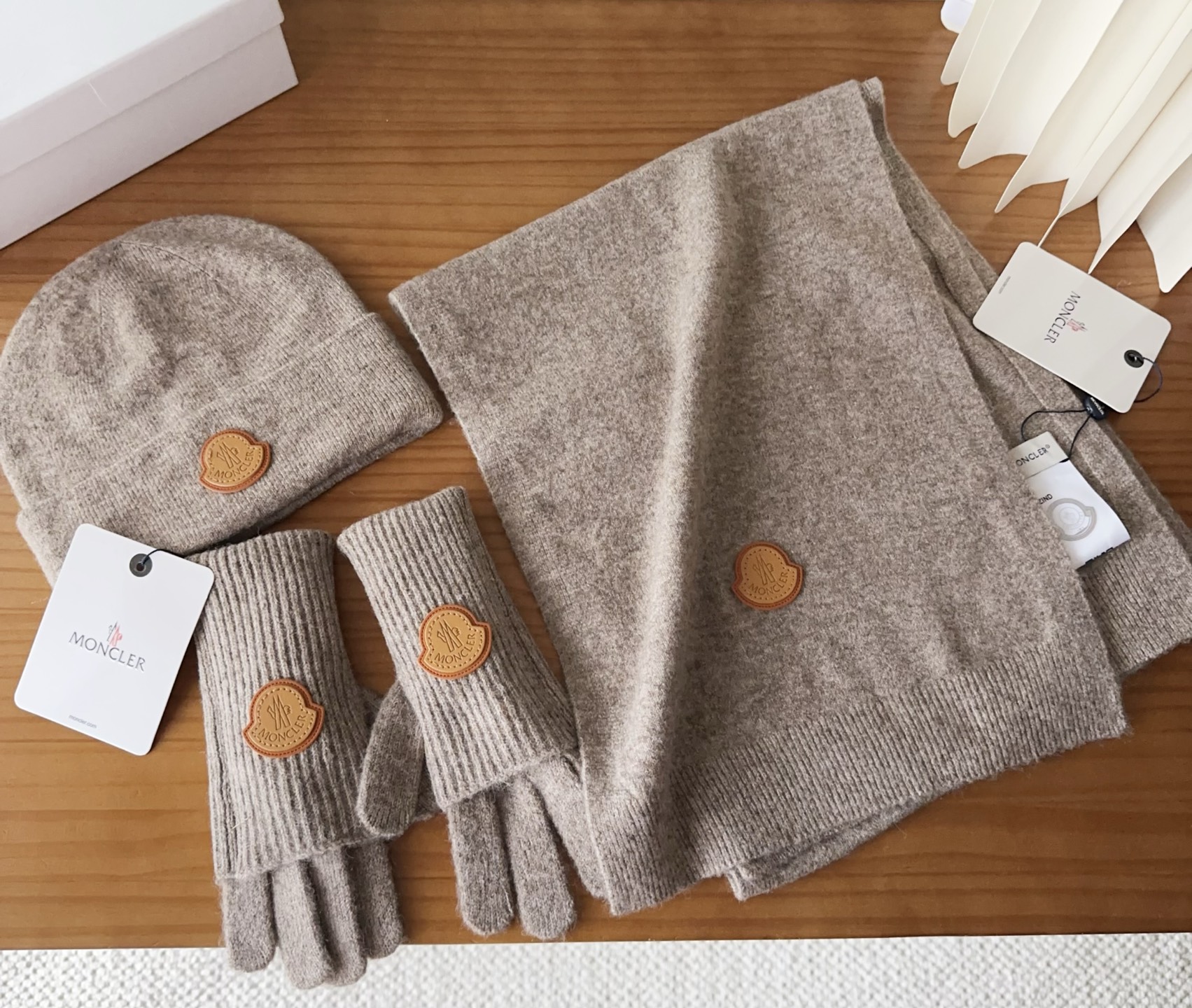 Moncler 蒙口套装秋冬款翻边羊毛针织毛线帽高品质定制！这款必定是极简主义的最爱干净，利索，时尚百搭