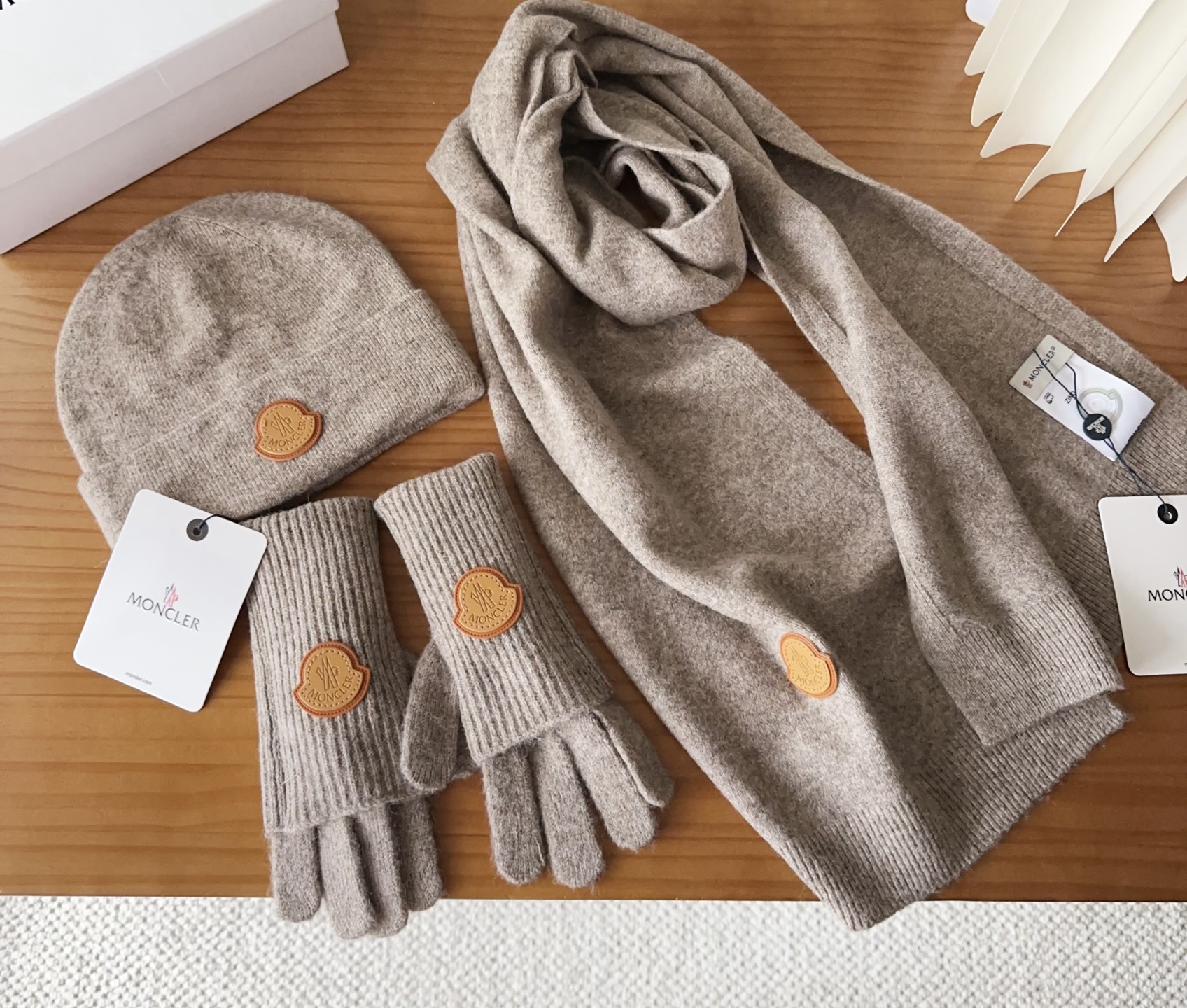 Moncler 蒙口套装秋冬款翻边羊毛针织毛线帽高品质定制！这款必定是极简主义的最爱干净，利索，时尚百搭