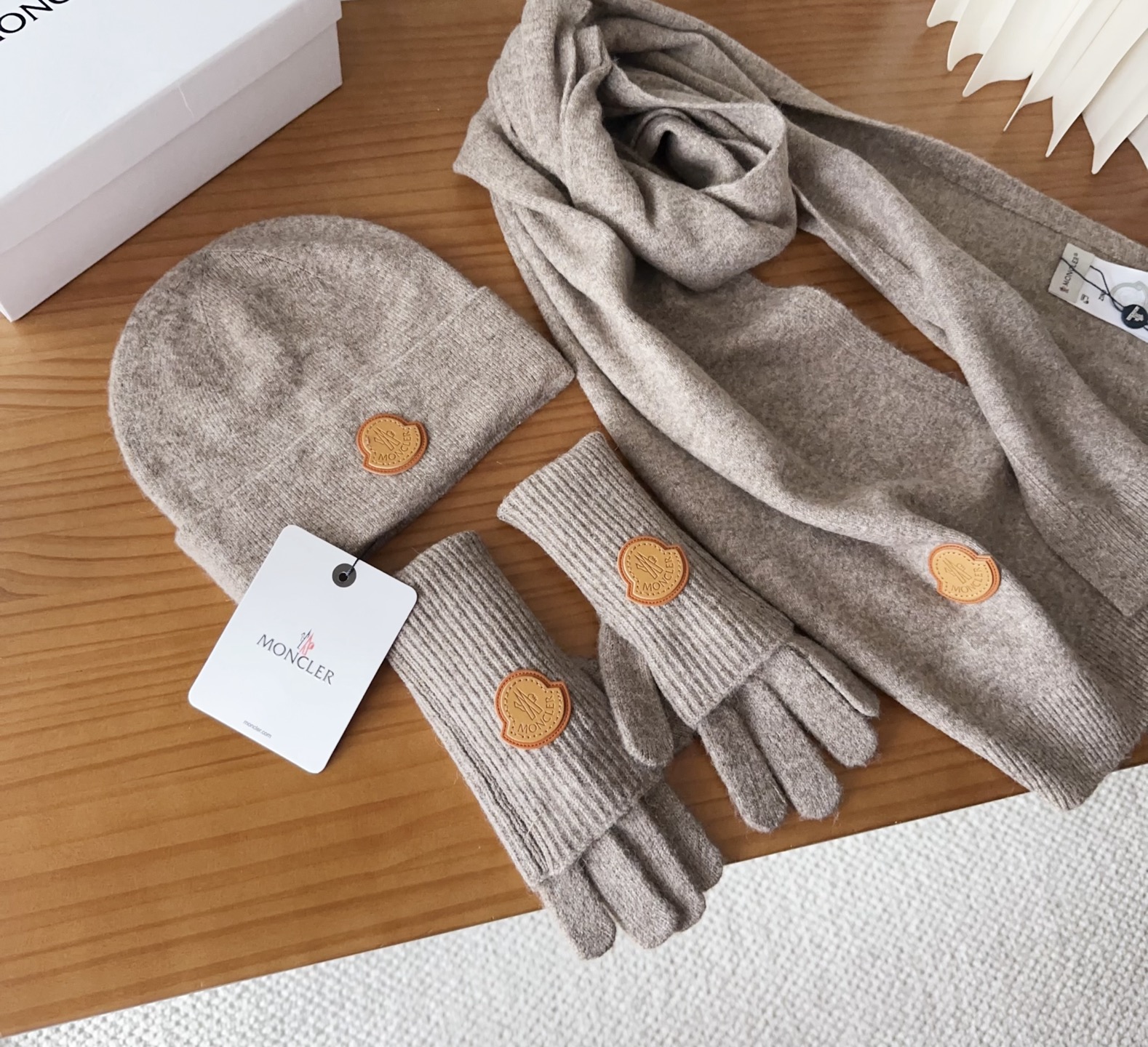 Moncler 蒙口套装秋冬款翻边羊毛针织毛线帽高品质定制！这款必定是极简主义的最爱干净，利索，时尚百搭