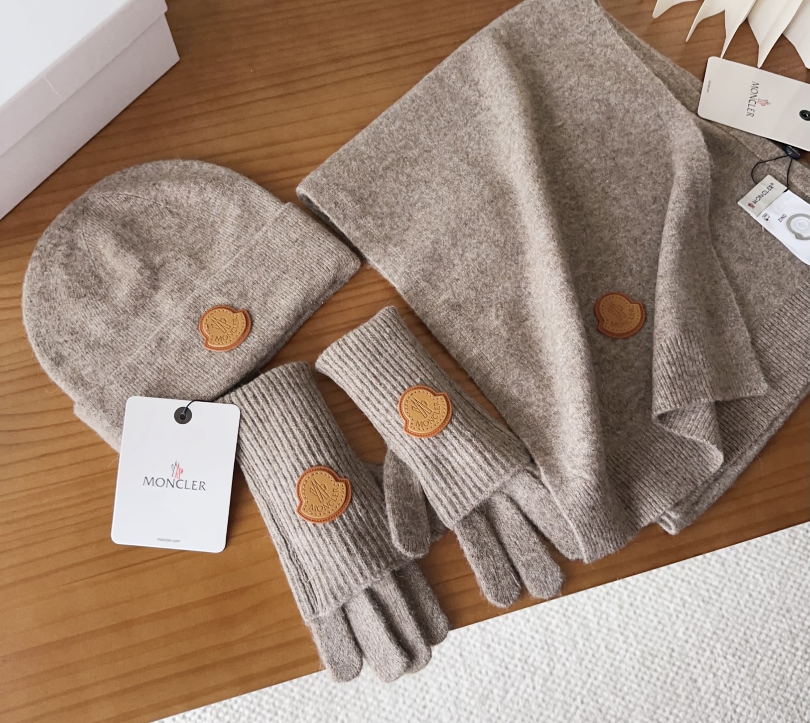 Moncler 蒙口套装秋冬款翻边羊毛针织毛线帽高品质定制！这款必定是极简主义的最爱干净，利索，时尚百搭