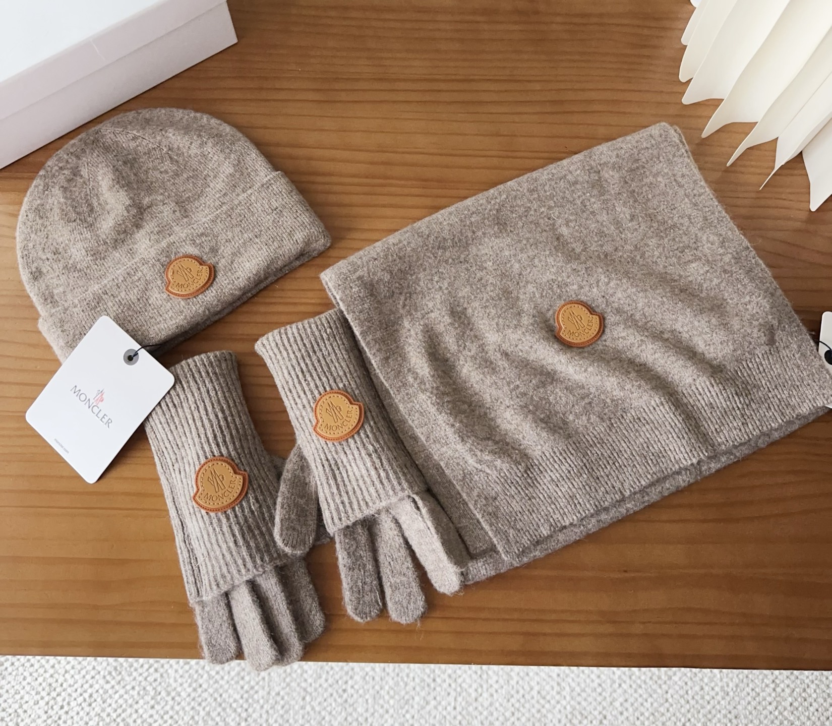Moncler 蒙口套装秋冬款翻边羊毛针织毛线帽高品质定制！这款必定是极简主义的最爱干净，利索，时尚百搭