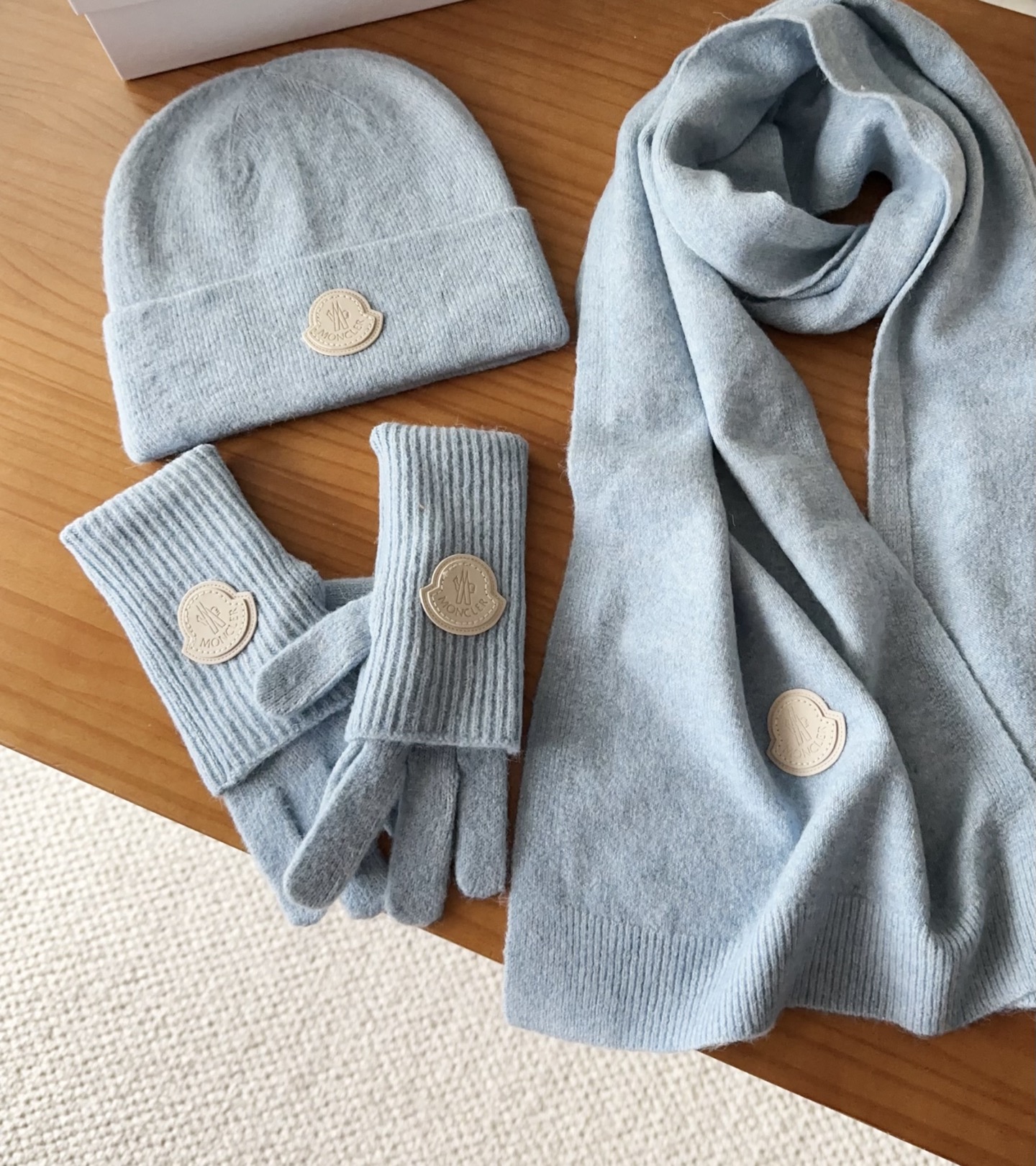 Moncler 蒙口套装秋冬款翻边羊毛针织毛线帽高品质定制！这款必定是极简主义的最爱干净，利索，时尚百搭