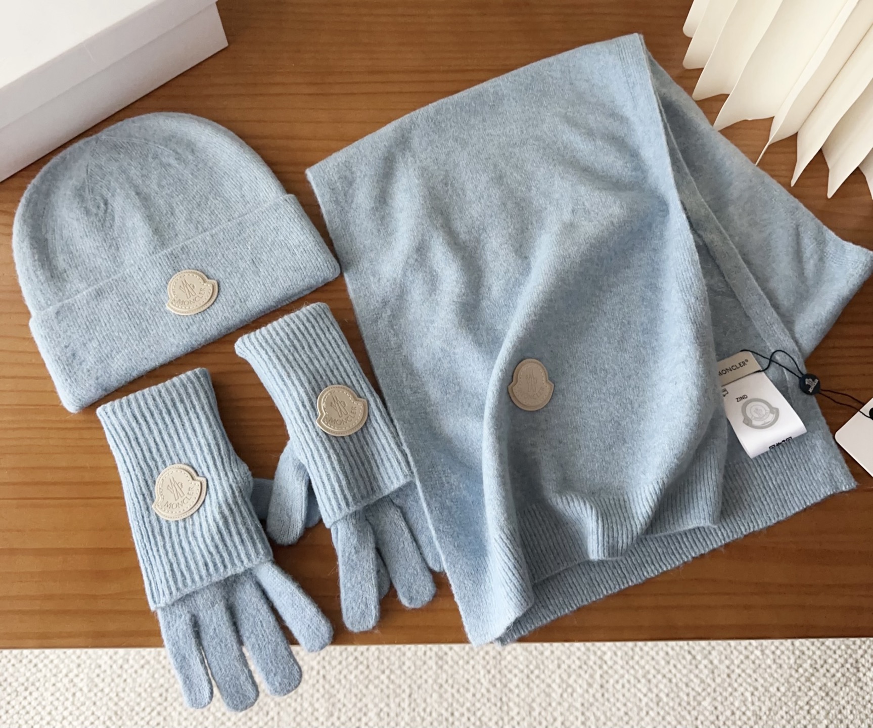 Moncler 蒙口套装秋冬款翻边羊毛针织毛线帽高品质定制！这款必定是极简主义的最爱干净，利索，时尚百搭