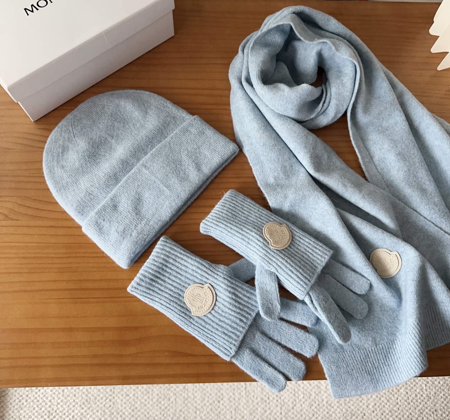 Moncler 蒙口套装秋冬款翻边羊毛针织毛线帽高品质定制！这款必定是极简主义的最爱干净，利索，时尚百搭