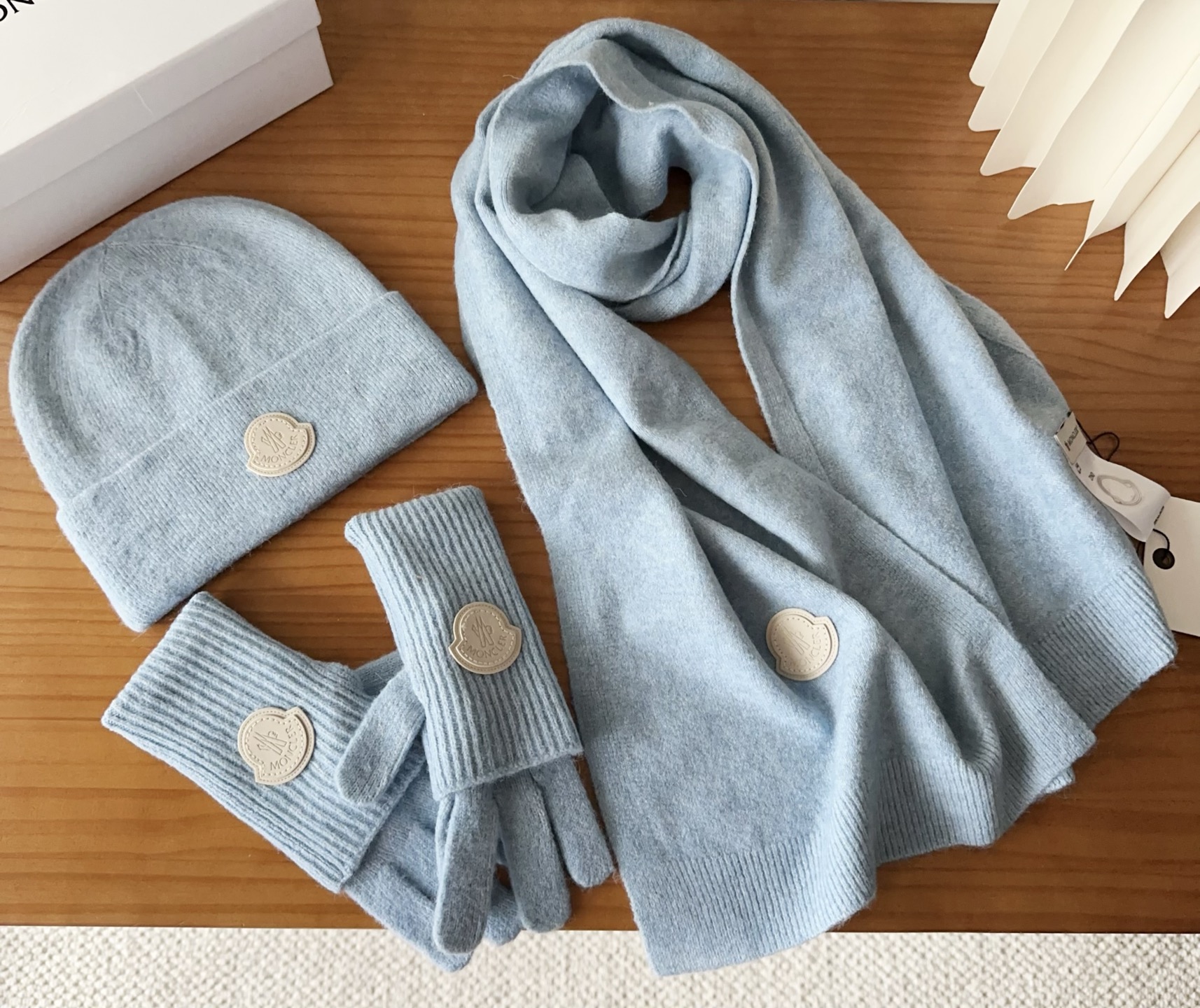 Moncler 蒙口套装秋冬款翻边羊毛针织毛线帽高品质定制！这款必定是极简主义的最爱干净，利索，时尚百搭
