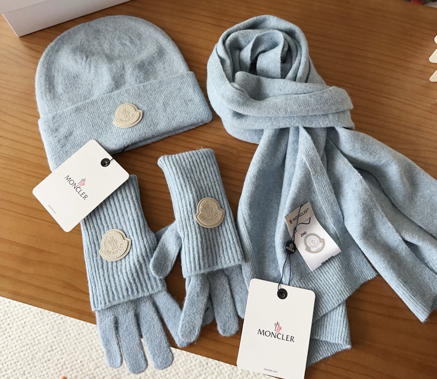 Moncler 蒙口套装秋冬款翻边羊毛针织毛线帽高品质定制！这款必定是极简主义的最爱干净，利索，时尚百搭