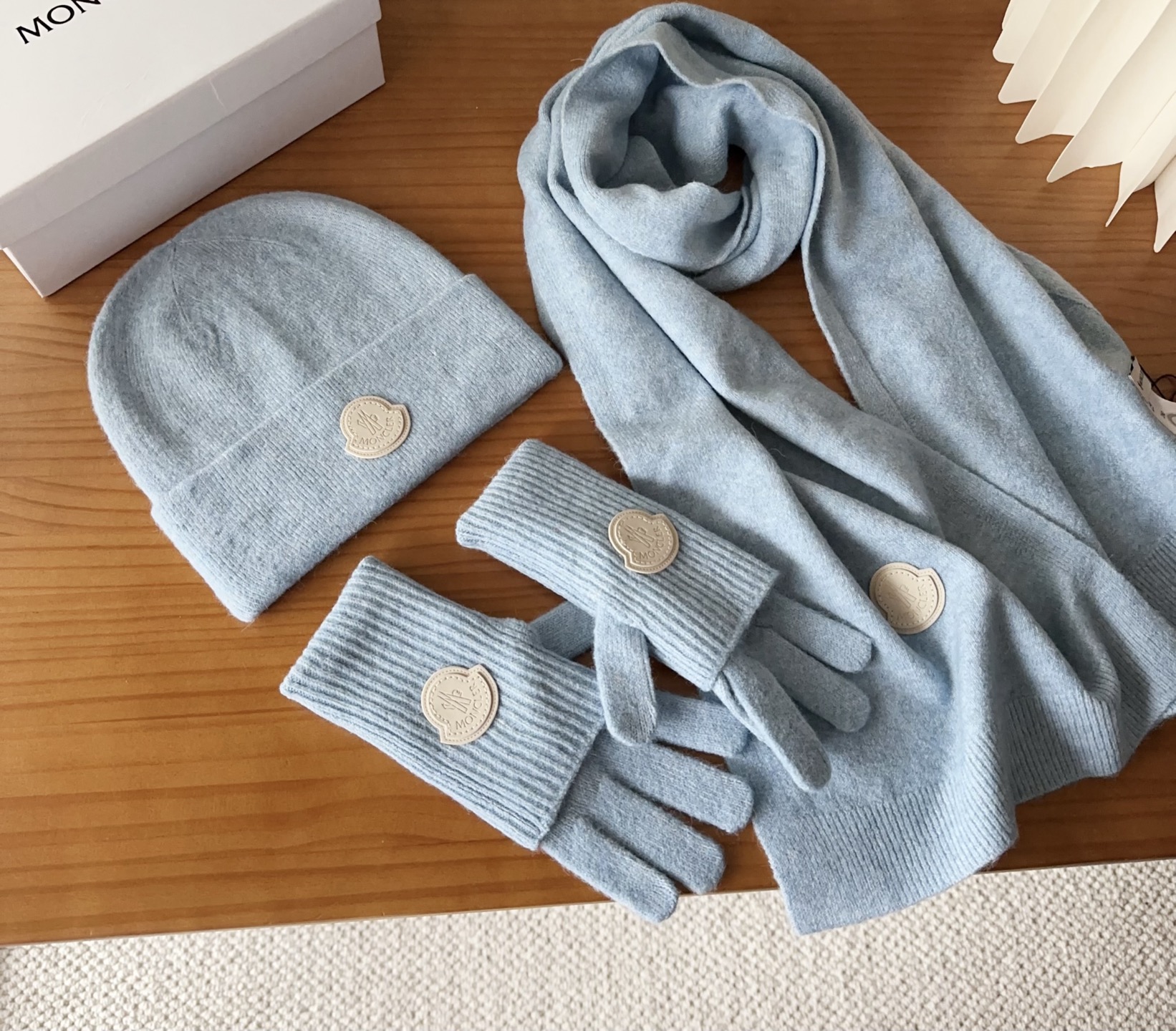 Moncler 蒙口套装秋冬款翻边羊毛针织毛线帽高品质定制！这款必定是极简主义的最爱干净，利索，时尚百搭