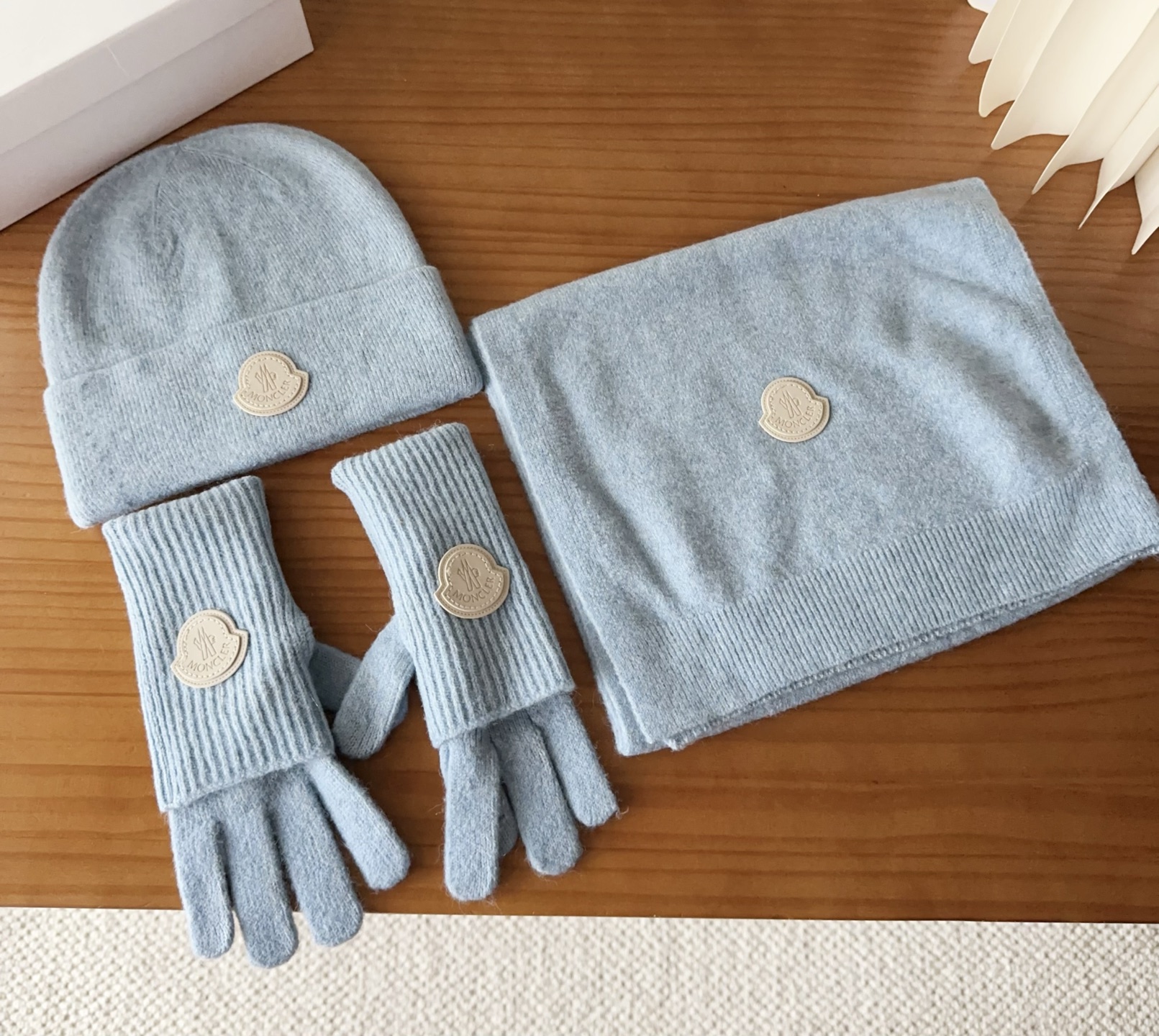 Moncler 蒙口套装秋冬款翻边羊毛针织毛线帽高品质定制！这款必定是极简主义的最爱干净，利索，时尚百搭