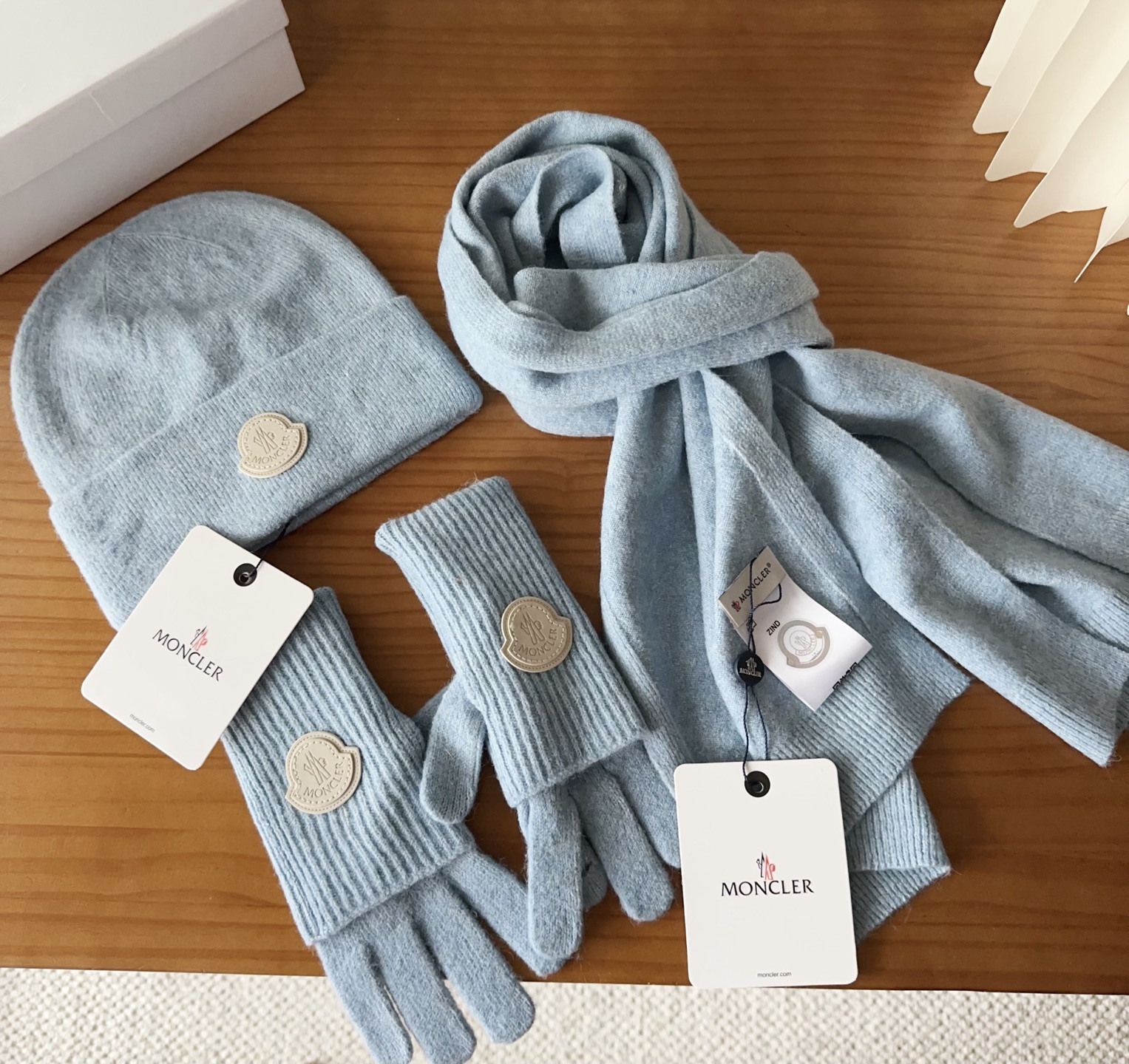 Moncler 蒙口套装秋冬款翻边羊毛针织毛线帽高品质定制！这款必定是极简主义的最爱干净，利索，时尚百搭