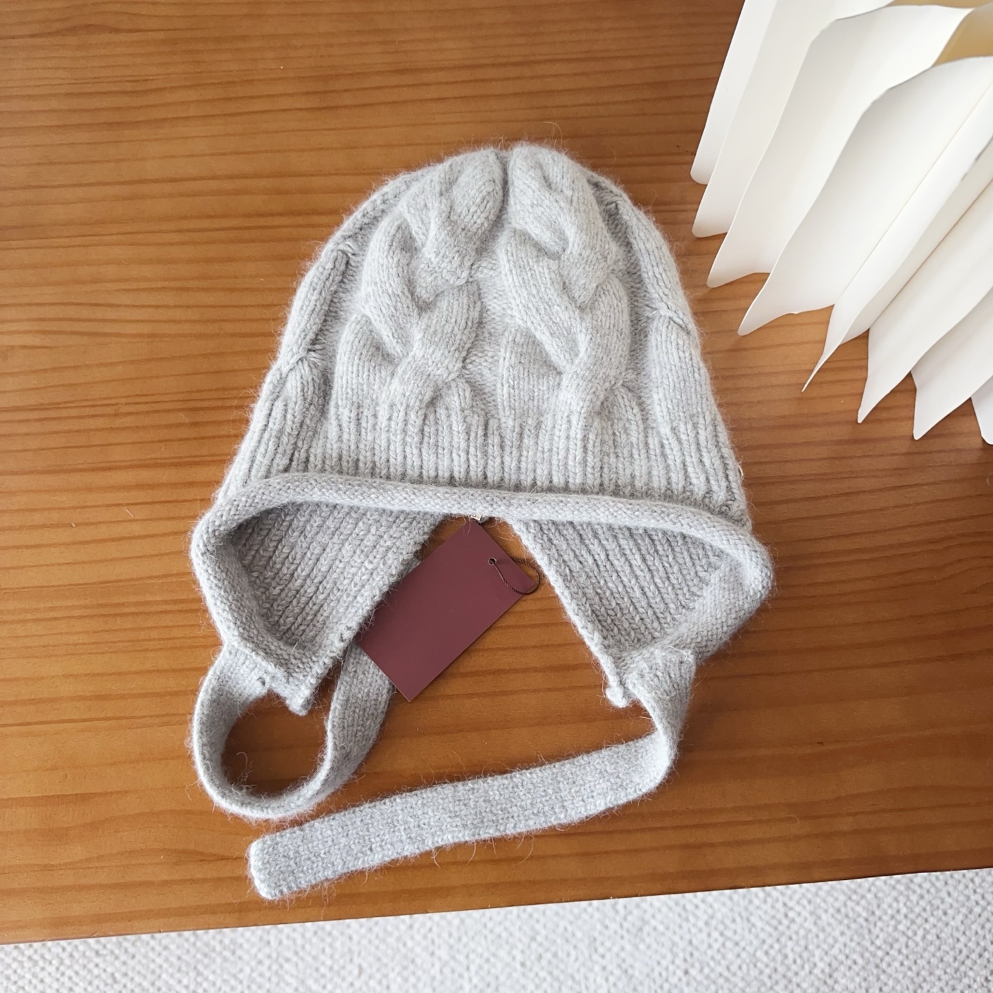 LP秋冬款翻边羊毛针织毛线帽这款必定是极简主义的最爱干净，利索，时尚百搭，绝对不挑脸型！属于时尚经典的万