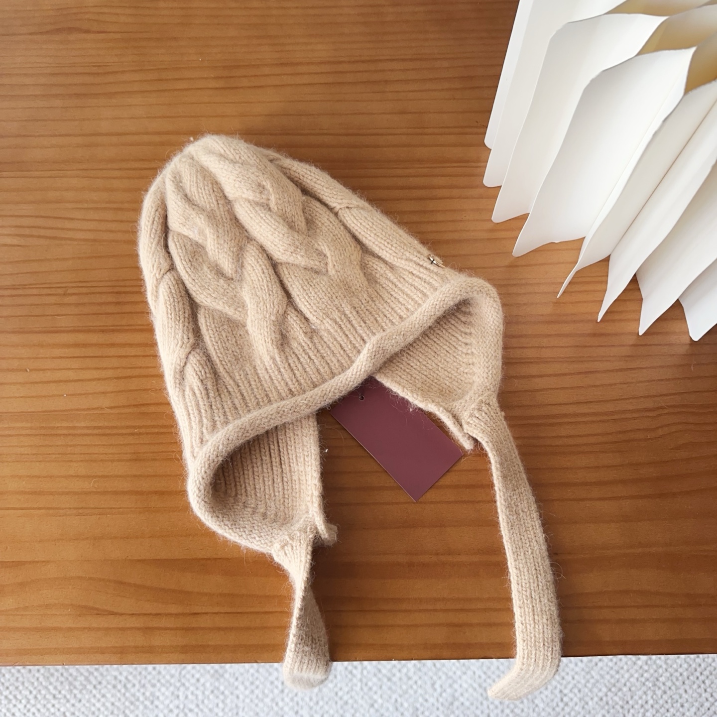 LP秋冬款翻边羊毛针织毛线帽这款必定是极简主义的最爱干净，利索，时尚百搭，绝对不挑脸型！属于时尚经典的万