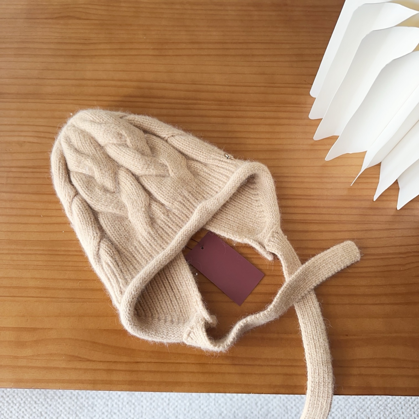 LP秋冬款翻边羊毛针织毛线帽这款必定是极简主义的最爱干净，利索，时尚百搭，绝对不挑脸型！属于时尚经典的万