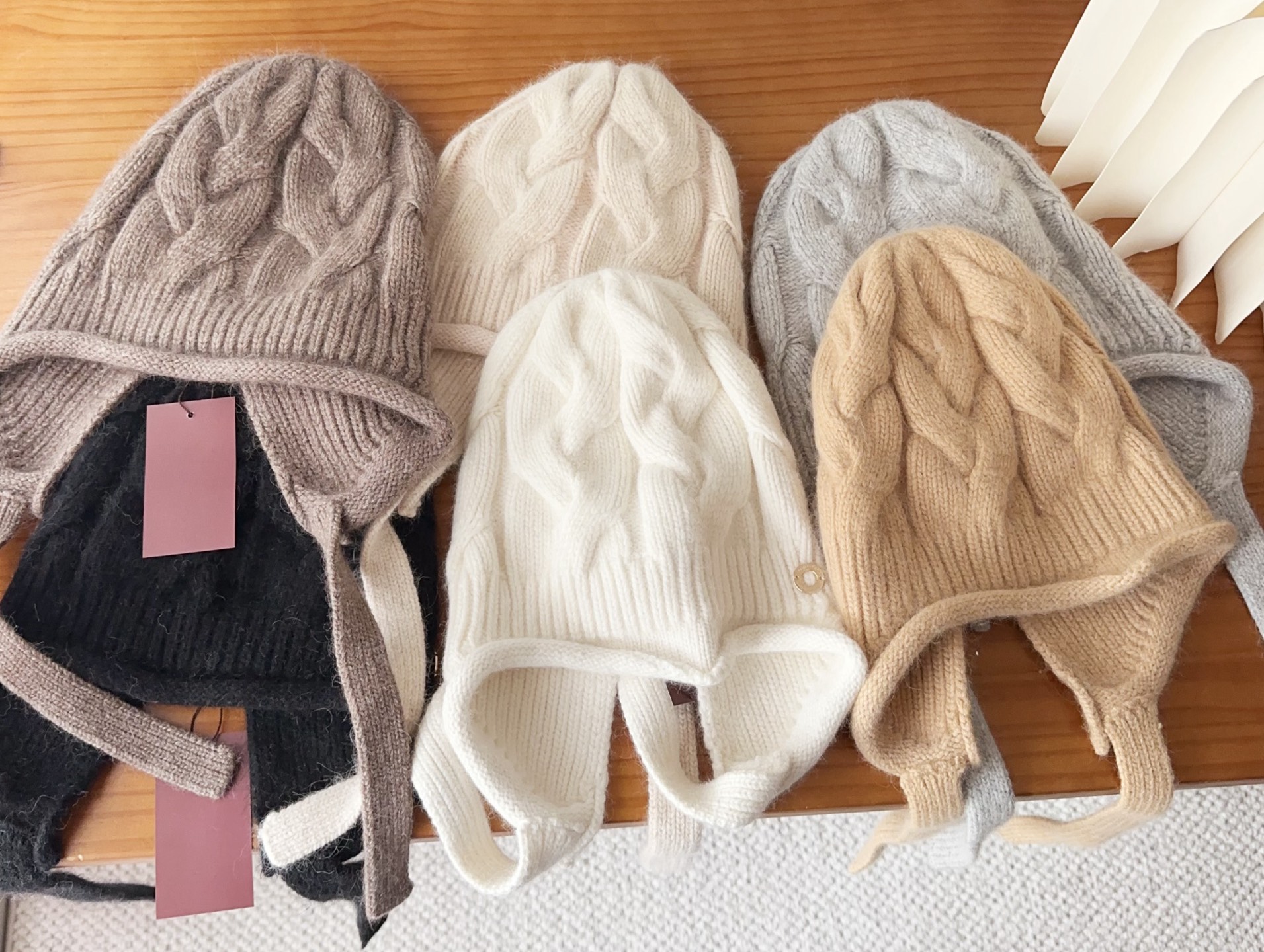 LP秋冬款翻边羊毛针织毛线帽这款必定是极简主义的最爱干净，利索，时尚百搭，绝对不挑脸型！属于时尚经典的万