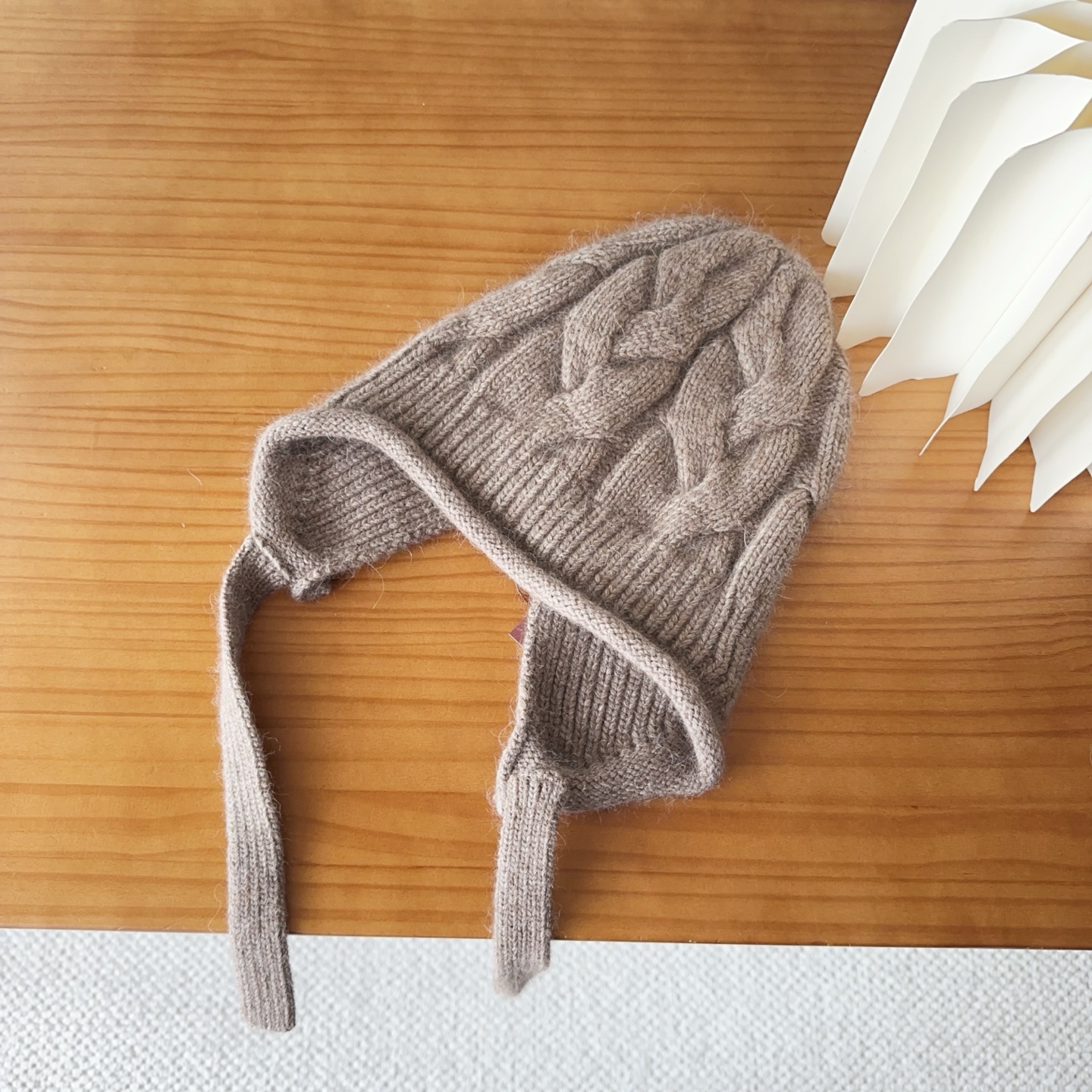 LP秋冬款翻边羊毛针织毛线帽这款必定是极简主义的最爱干净，利索，时尚百搭，绝对不挑脸型！属于时尚经典的万