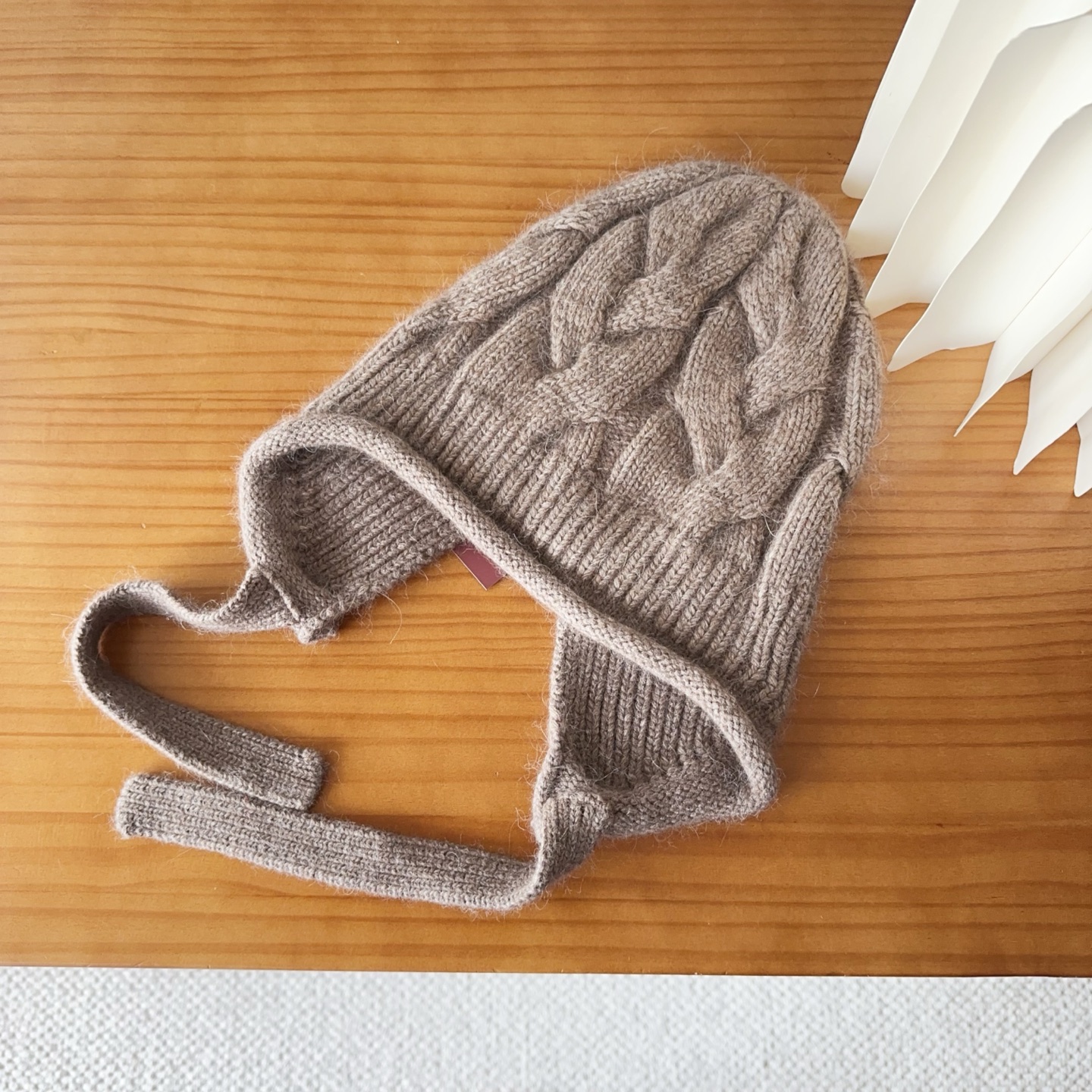 LP秋冬款翻边羊毛针织毛线帽这款必定是极简主义的最爱干净，利索，时尚百搭，绝对不挑脸型！属于时尚经典的万