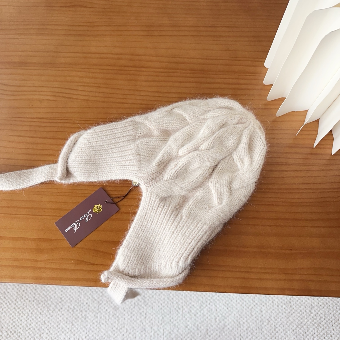 LP秋冬款翻边羊毛针织毛线帽这款必定是极简主义的最爱干净，利索，时尚百搭，绝对不挑脸型！属于时尚经典的万