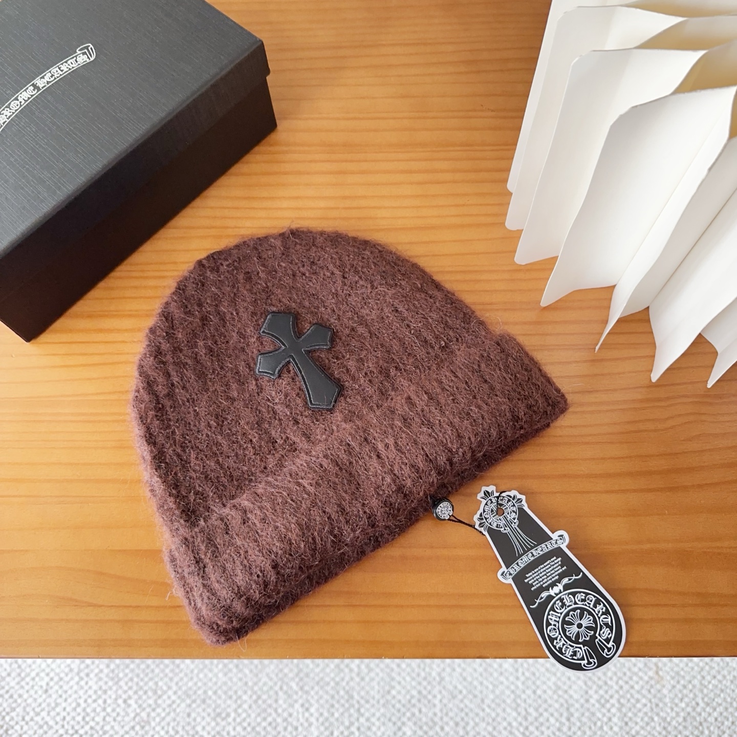 NO:617675,Crow Heart Autumn and Winter Wool Knitted Beanie This must be a favorite of minimalism. It is clean, neat, fashionable and versatile, and will definitely not be picky about your face shape!  A fashionable classic that lasts forever!  Fashionable black and white can be purchased together!  Hats, bucket hats, baseball caps, knitted hats, hats, chrome hearts, espadrilles, hats19860909克罗心 秋冬款羊毛针织毛线帽 这款必定是极简主义的最爱 干净,利索,时尚百搭,绝对不挑脸型！ 属于时尚经典的万年款！时尚黑白可以一起入！帽子渔夫帽棒球帽针织帽,帽子,chrome hearts,espadrilles,hats,hat