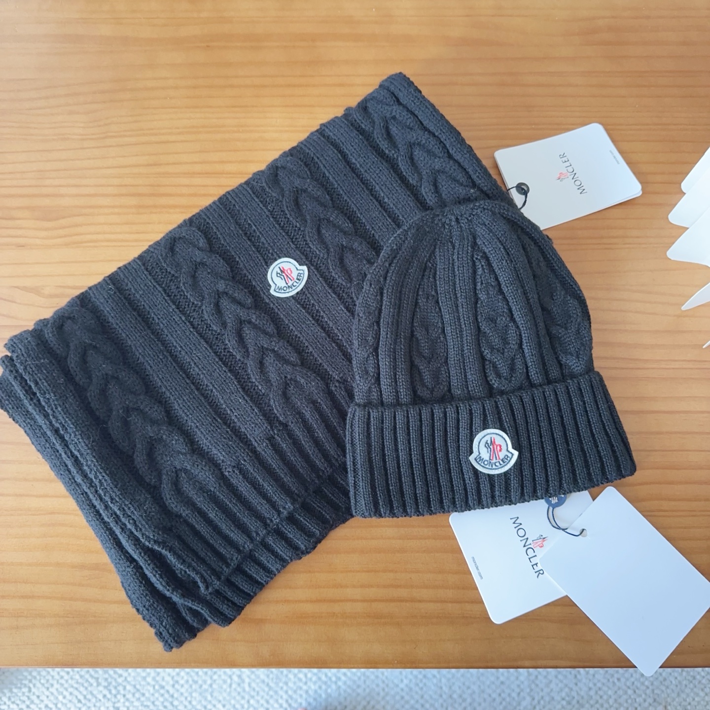 NO:554516,Moncler muzzle suit autumn and winter style cuffed wool knitted beanie High quality customization!  This must be my favorite of minimalism. It is clean, neat, fashionable and versatile, and will definitely not be picky about your face shape!  A fashionable classic that lasts forever!  Both men and women are welcome!  suit,suit,Moncler,hats19860909Moncler 蒙口套装秋冬款翻边羊毛针织毛线帽 高品质定制！这款必定是极简主义的最爱 干净,利索,时尚百搭,绝对不挑脸型！ 属于时尚经典的万年款！ 男女都可！套装,套装,Moncler,hats,accessory