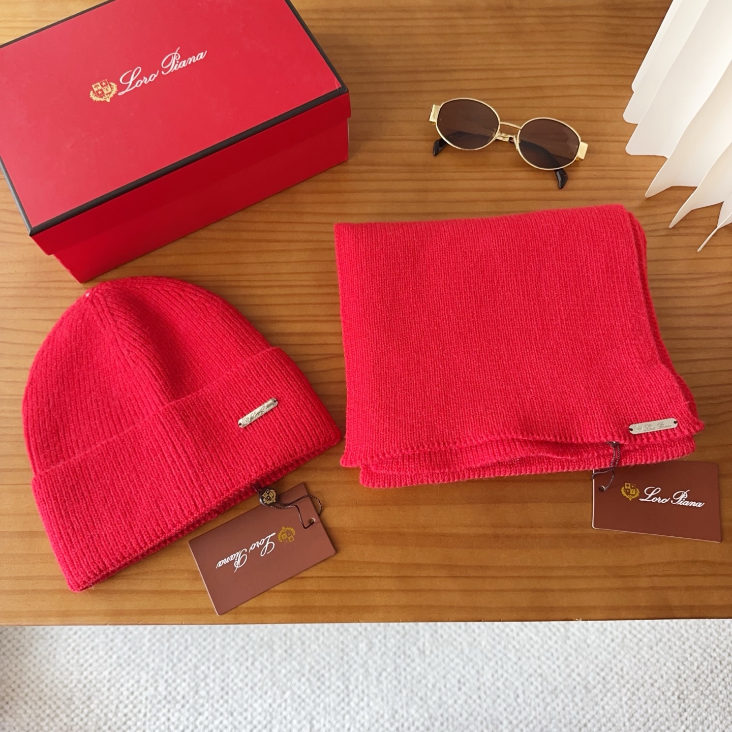 NO:554518,LP suit autumn and winter style cuffed wool knitted beanie. This must be the favorite of minimalism. Clean, neat, fashionable and versatile, it will never be picky about your face shape!  A fashionable classic that lasts forever!  Fashionable black and white can be purchased together!  suit,suit,loro piana,hats19860909LP套装 秋冬款翻边羊毛针织毛线帽 这款必定是极简主义的最爱 干净,利索,时尚百搭,绝对不挑脸型！ 属于时尚经典的万年款！时尚黑白可以一起入！套装,套装,loro piana,hats,accessory