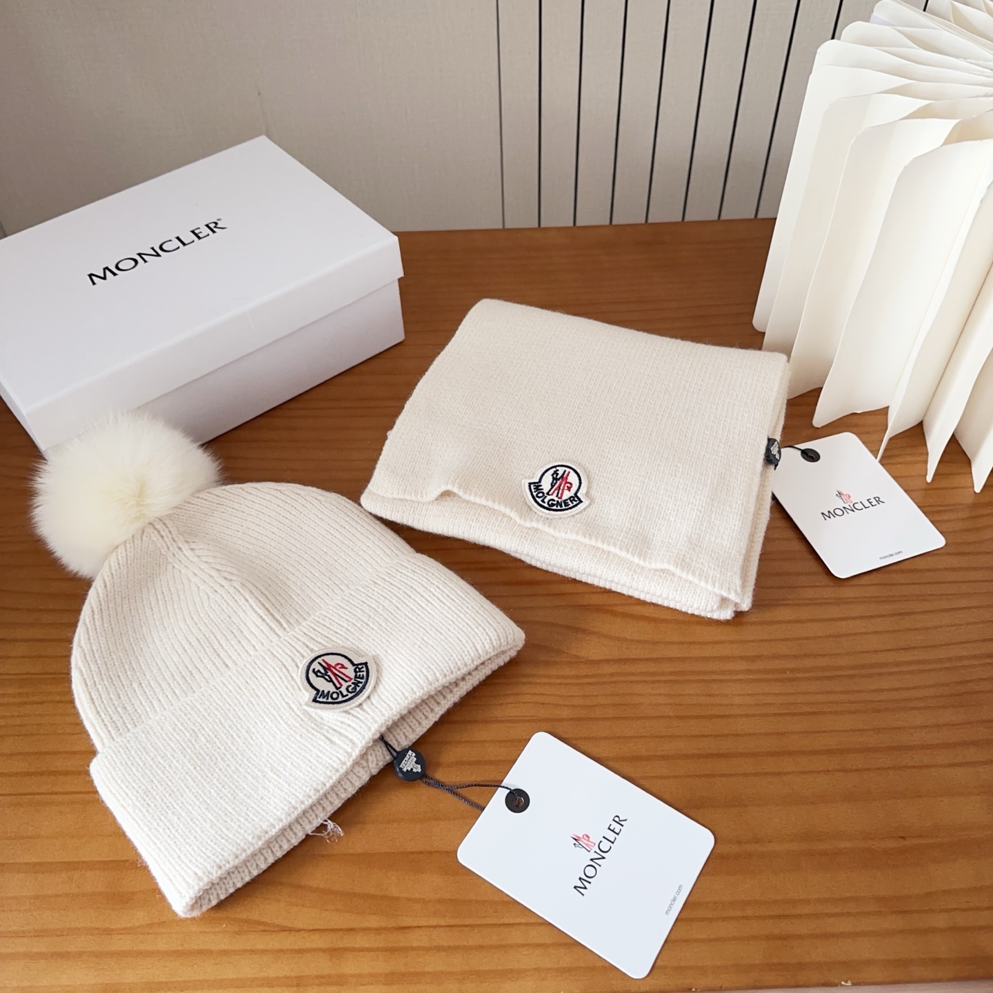 NO:554522,Moncler muzzle suit autumn and winter style cuffed wool knitted beanie High quality customization!  This must be my favorite of minimalism. It is clean, neat, fashionable and versatile, and will definitely not be picky about your face shape!  A fashionable classic that lasts forever!  Both men and women are welcome!  suit,suit,Moncler,hats19860909Moncler 蒙口套装秋冬款翻边羊毛针织毛线帽 高品质定制！这款必定是极简主义的最爱 干净,利索,时尚百搭,绝对不挑脸型！ 属于时尚经典的万年款！ 男女都可！套装,套装,Moncler,hats,accessory