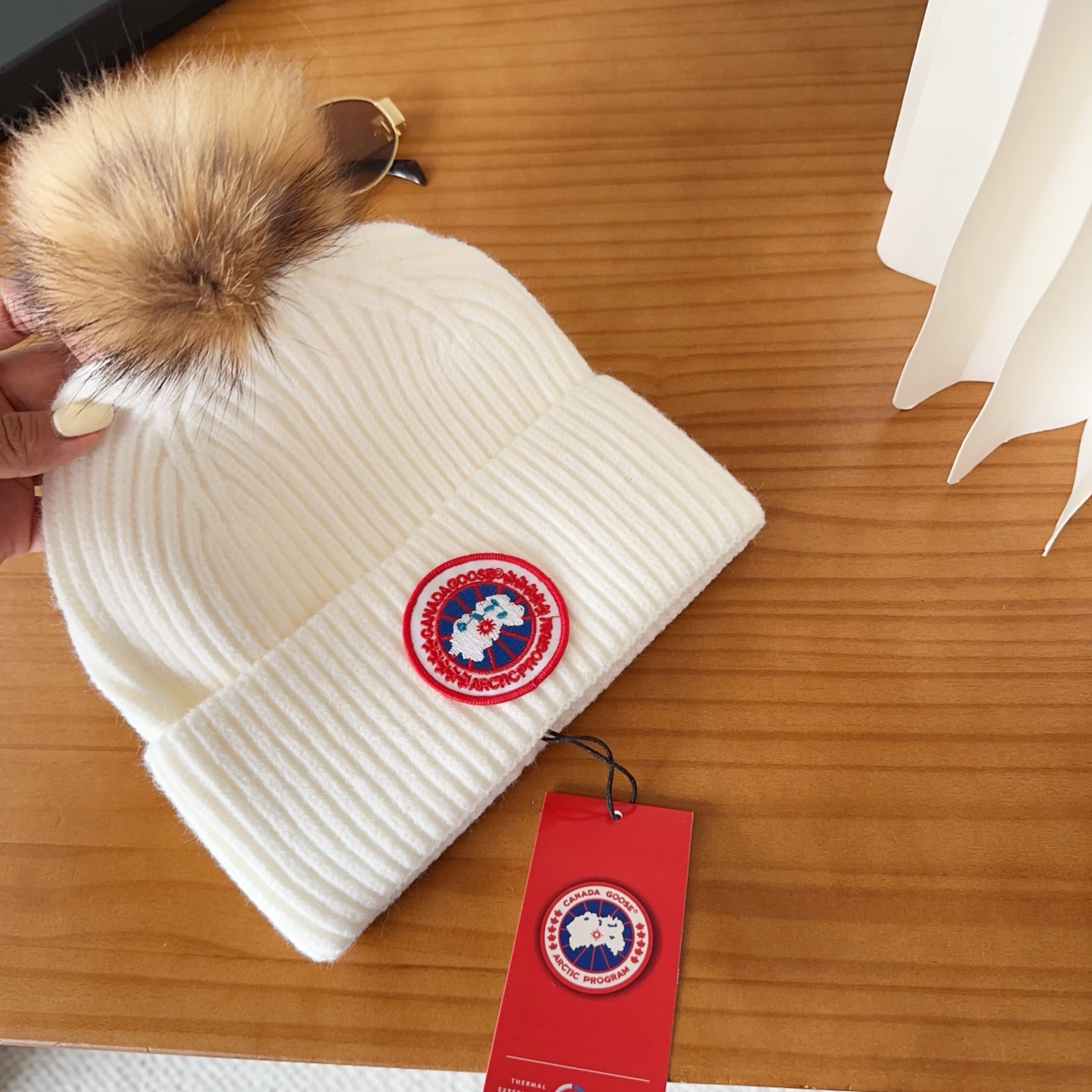 CANADA GOOSE加拿大鹅冬季保暖羊绒冷帽兔羊毛材质，手感厚实，不易变形时尚百搭情侣帽，进口刺绣标