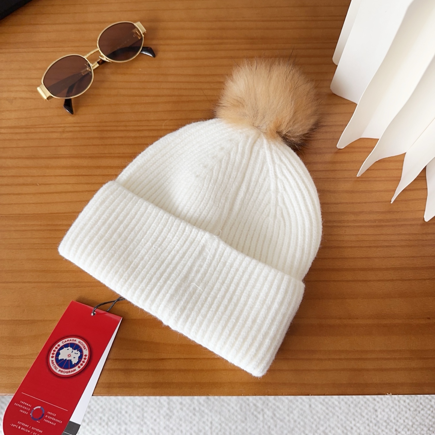 CANADA GOOSE加拿大鹅冬季保暖羊绒冷帽兔羊毛材质，手感厚实，不易变形时尚百搭情侣帽，进口刺绣标