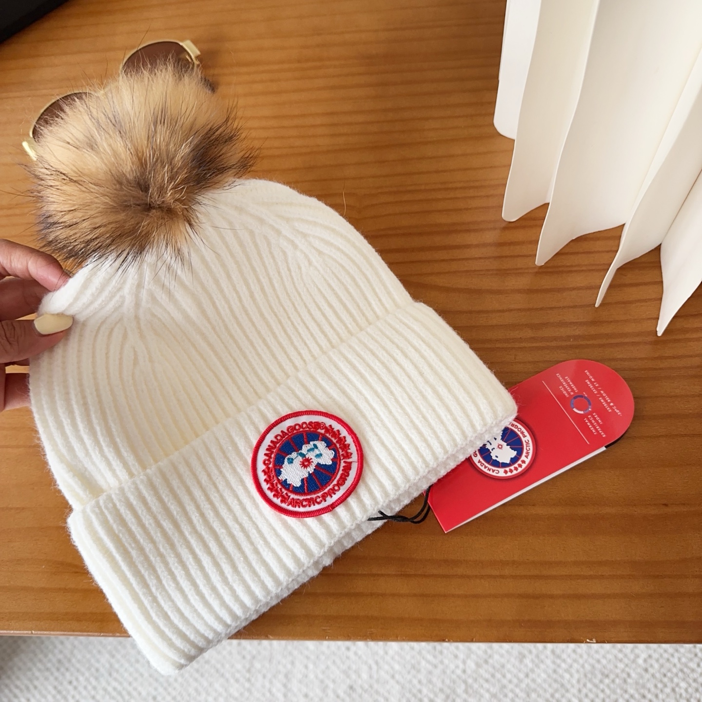 CANADA GOOSE加拿大鹅冬季保暖羊绒冷帽兔羊毛材质，手感厚实，不易变形时尚百搭情侣帽，进口刺绣标