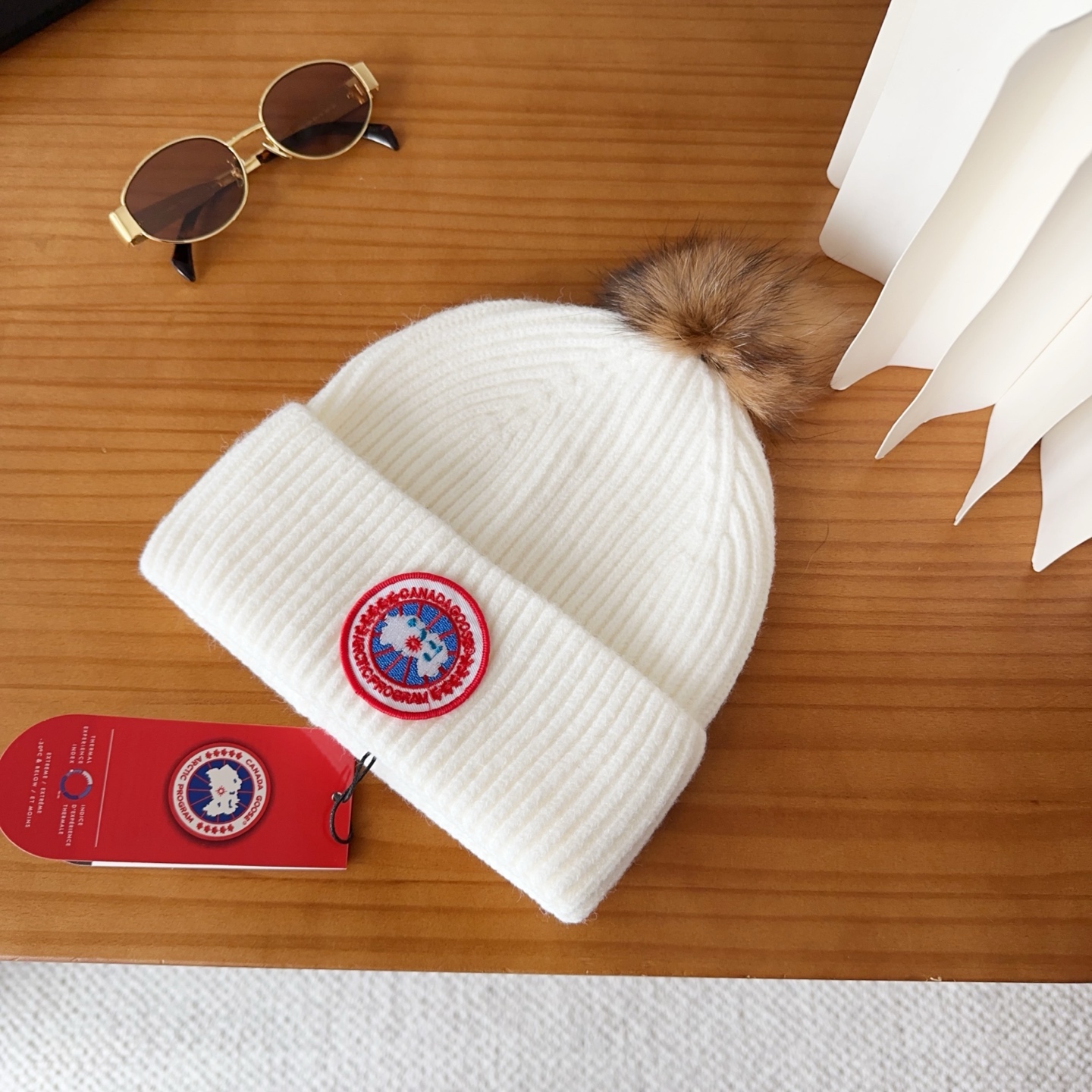 CANADA GOOSE加拿大鹅冬季保暖羊绒冷帽兔羊毛材质，手感厚实，不易变形时尚百搭情侣帽，进口刺绣标