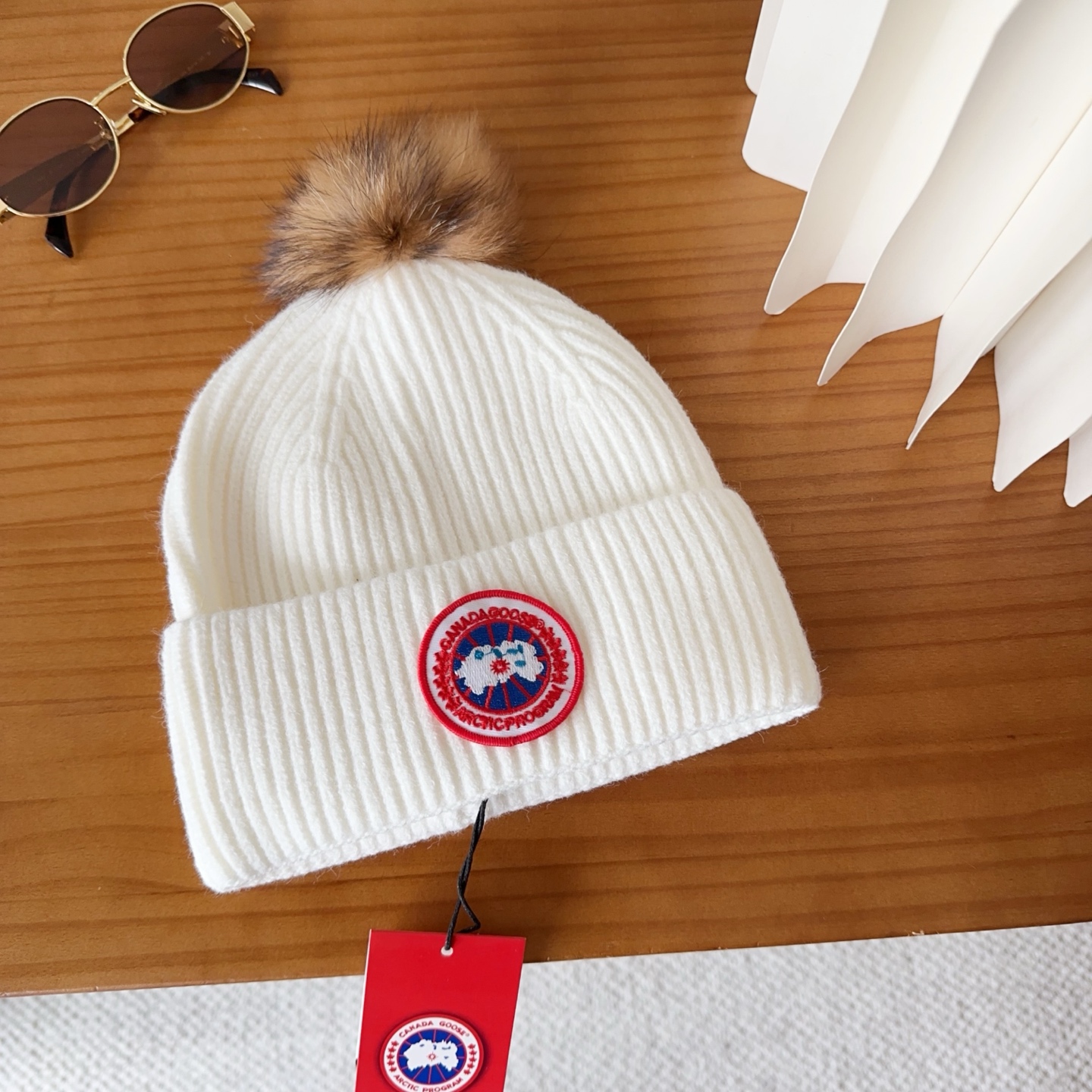 CANADA GOOSE加拿大鹅冬季保暖羊绒冷帽兔羊毛材质，手感厚实，不易变形时尚百搭情侣帽，进口刺绣标