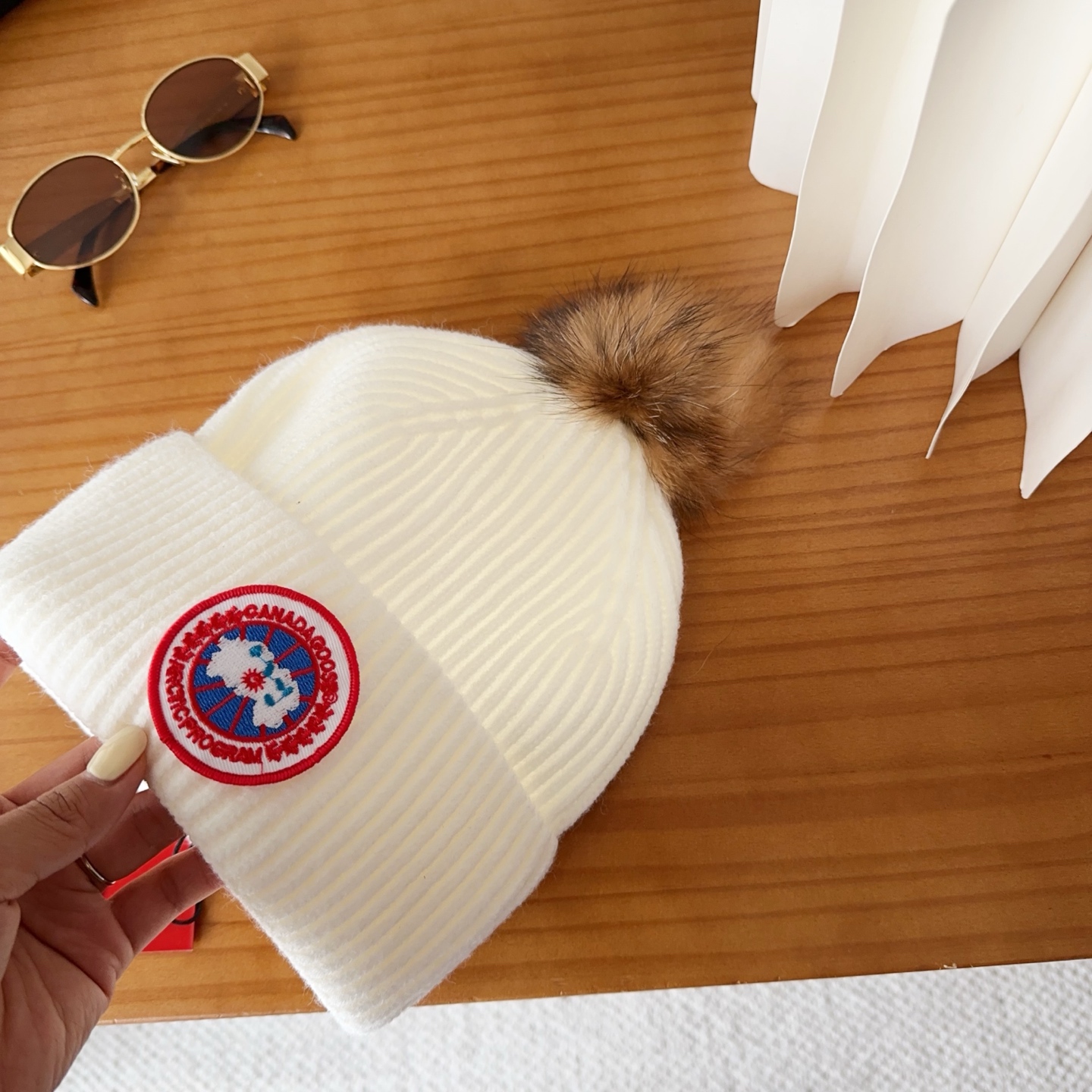 CANADA GOOSE加拿大鹅冬季保暖羊绒冷帽兔羊毛材质，手感厚实，不易变形时尚百搭情侣帽，进口刺绣标