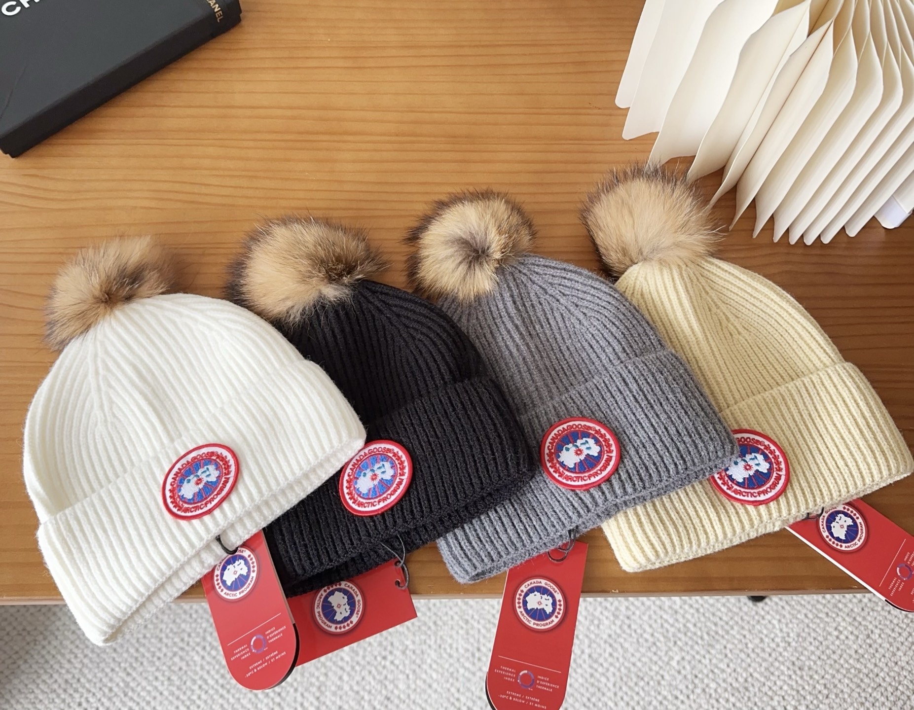 CANADA GOOSE加拿大鹅冬季保暖羊绒冷帽兔羊毛材质，手感厚实，不易变形时尚百搭情侣帽，进口刺绣标