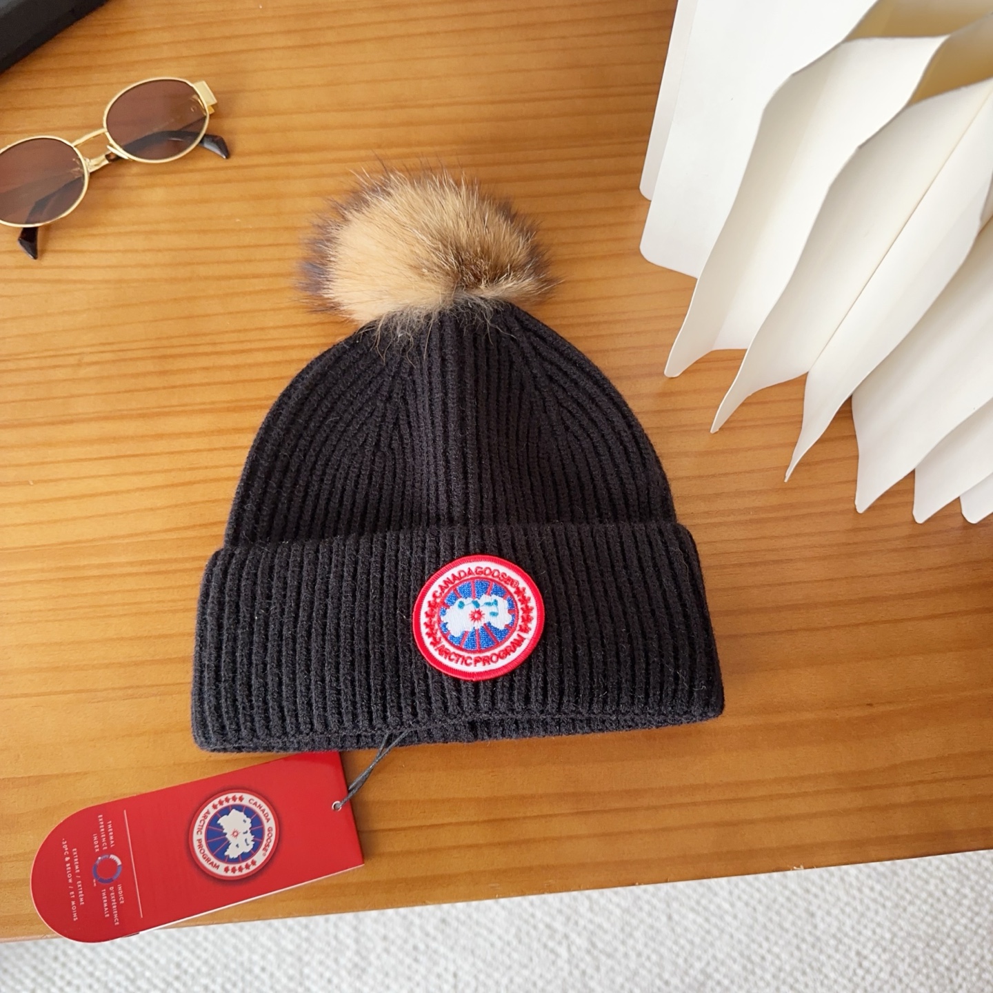 CANADA GOOSE加拿大鹅冬季保暖羊绒冷帽兔羊毛材质，手感厚实，不易变形时尚百搭情侣帽，进口刺绣标