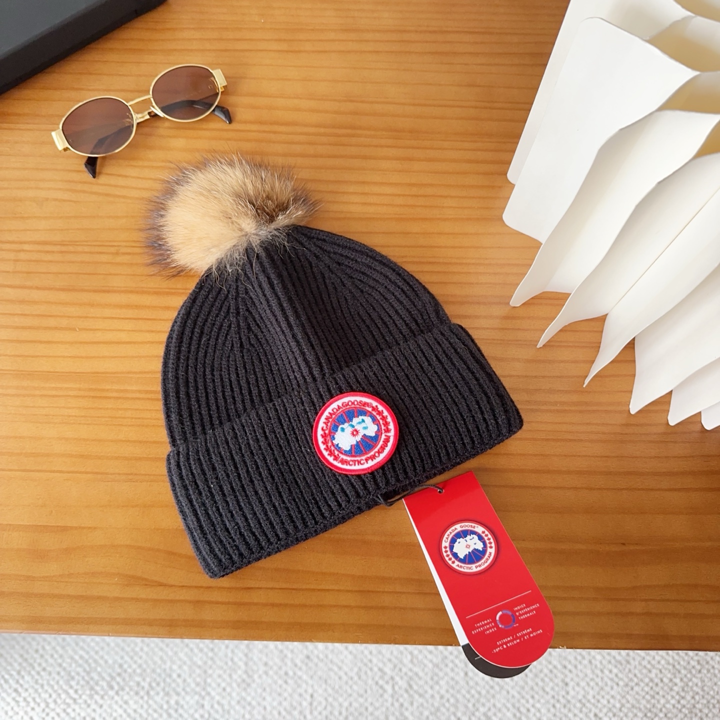 CANADA GOOSE加拿大鹅冬季保暖羊绒冷帽兔羊毛材质，手感厚实，不易变形时尚百搭情侣帽，进口刺绣标