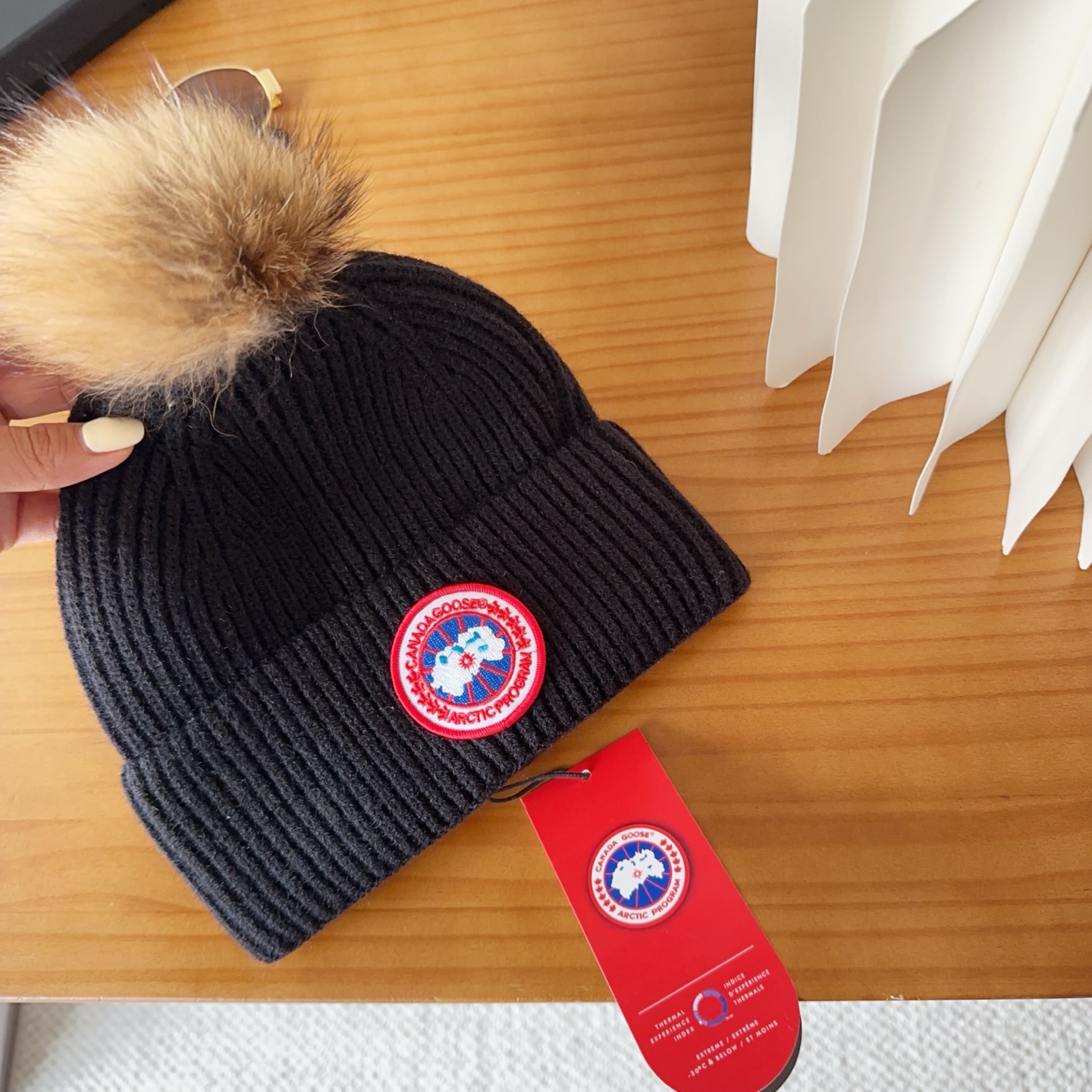 CANADA GOOSE加拿大鹅冬季保暖羊绒冷帽兔羊毛材质，手感厚实，不易变形时尚百搭情侣帽，进口刺绣标