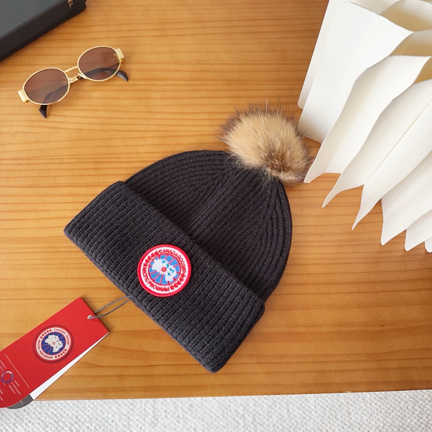 CANADA GOOSE加拿大鹅冬季保暖羊绒冷帽兔羊毛材质，手感厚实，不易变形时尚百搭情侣帽，进口刺绣标