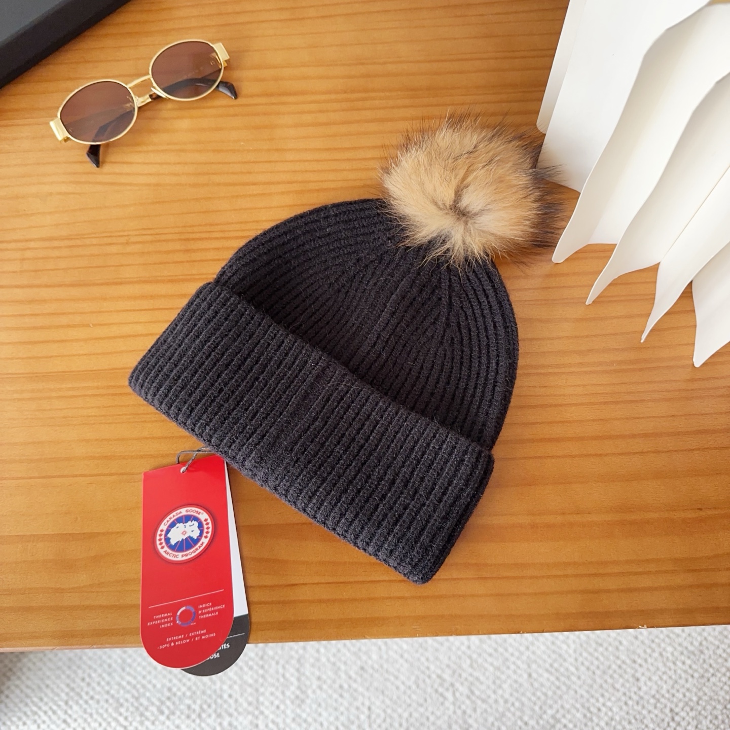 CANADA GOOSE加拿大鹅冬季保暖羊绒冷帽兔羊毛材质，手感厚实，不易变形时尚百搭情侣帽，进口刺绣标