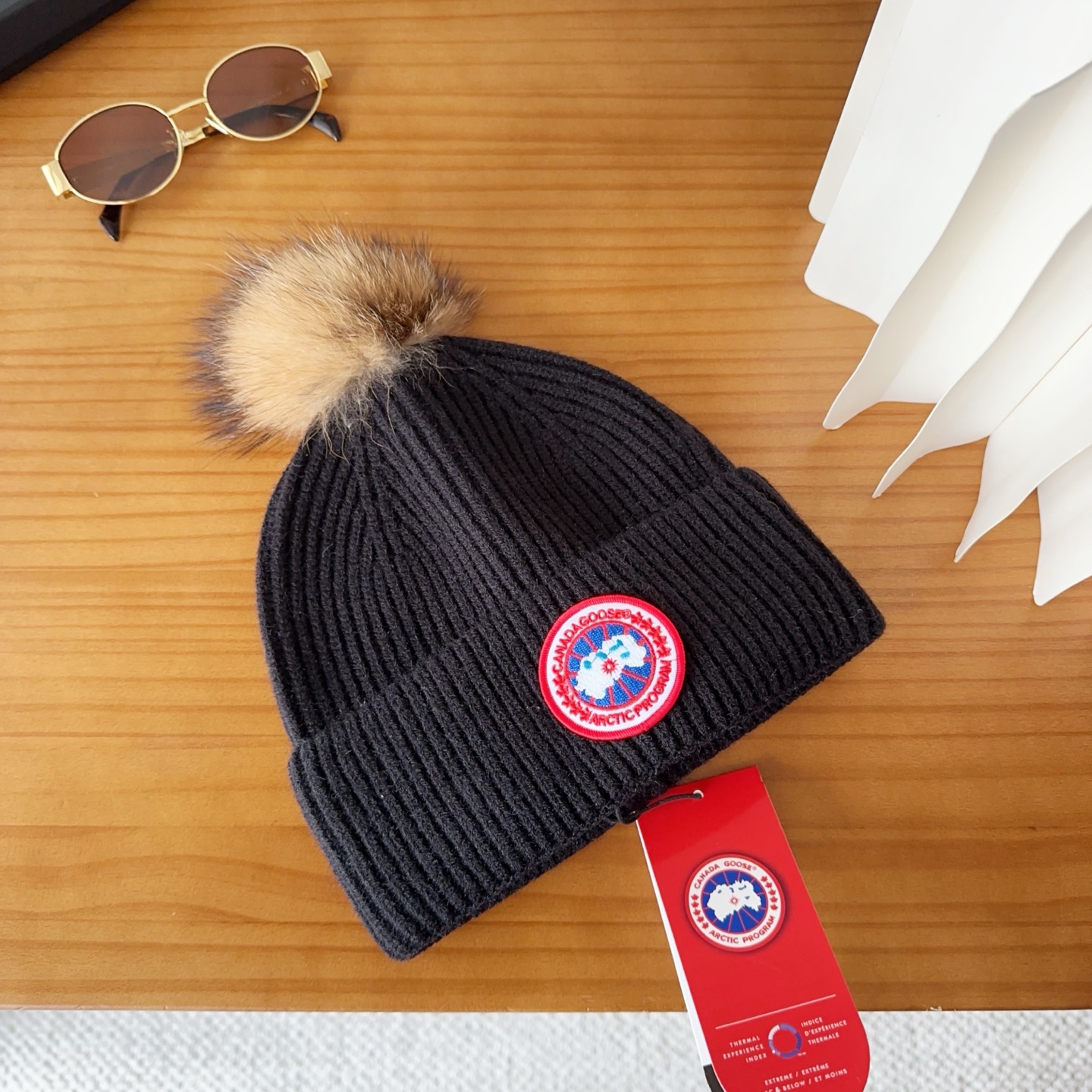 CANADA GOOSE加拿大鹅冬季保暖羊绒冷帽兔羊毛材质，手感厚实，不易变形时尚百搭情侣帽，进口刺绣标