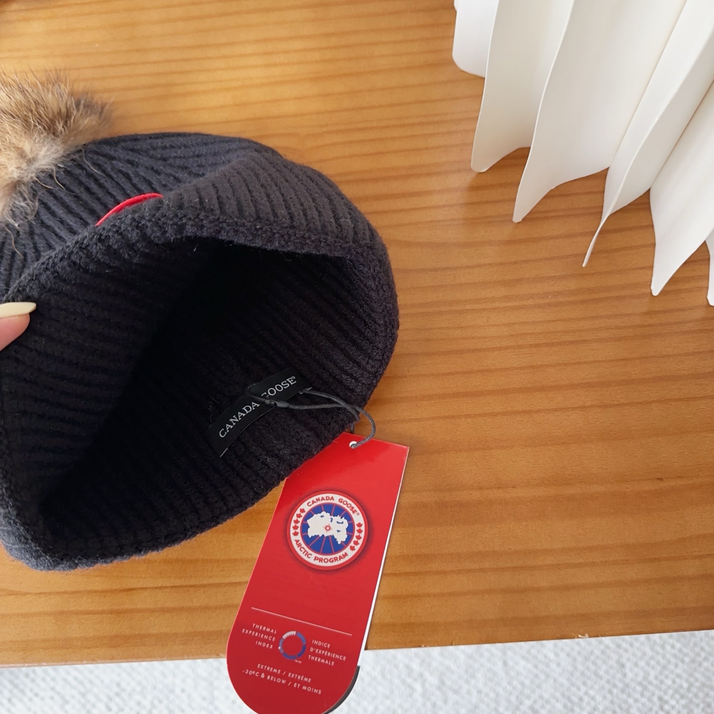 CANADA GOOSE加拿大鹅冬季保暖羊绒冷帽兔羊毛材质，手感厚实，不易变形时尚百搭情侣帽，进口刺绣标