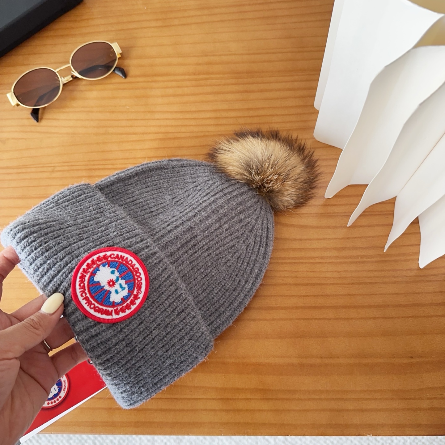 CANADA GOOSE加拿大鹅冬季保暖羊绒冷帽兔羊毛材质，手感厚实，不易变形时尚百搭情侣帽，进口刺绣标