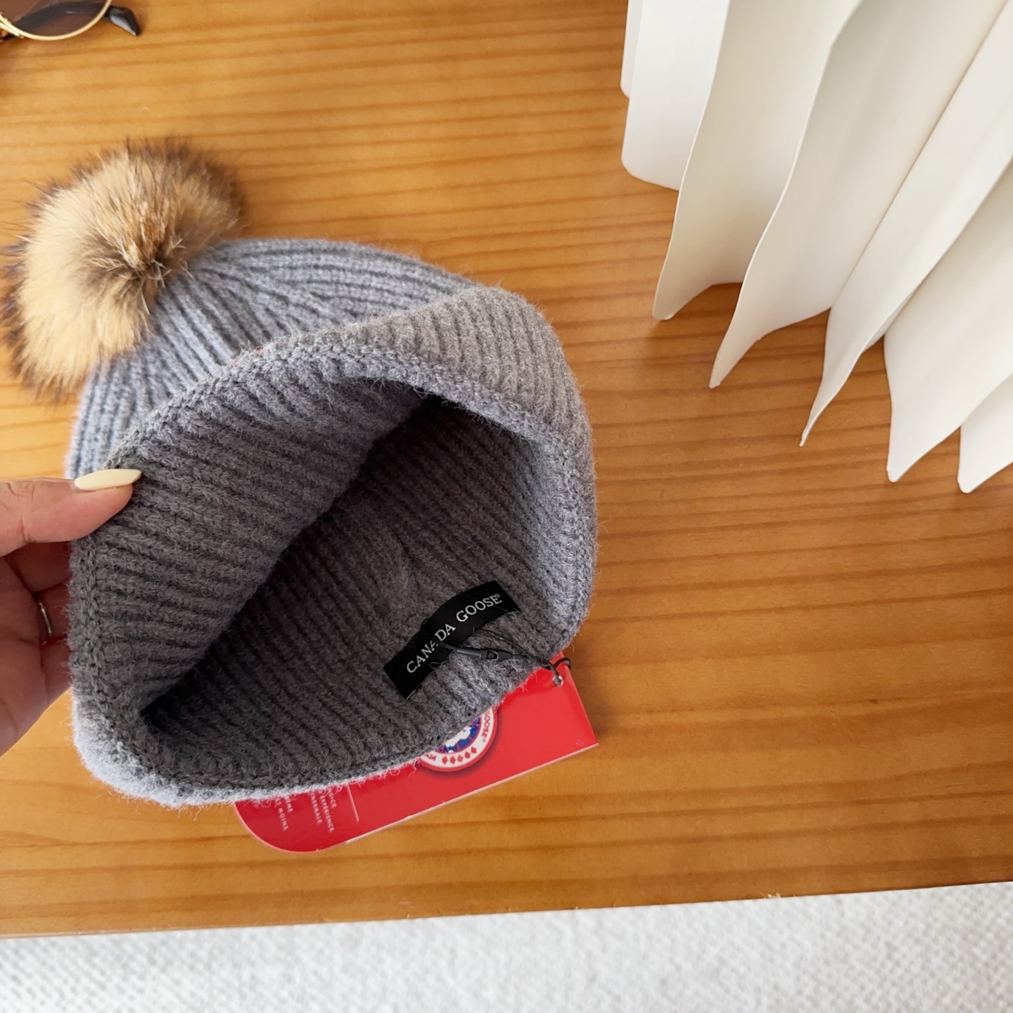 CANADA GOOSE加拿大鹅冬季保暖羊绒冷帽兔羊毛材质，手感厚实，不易变形时尚百搭情侣帽，进口刺绣标