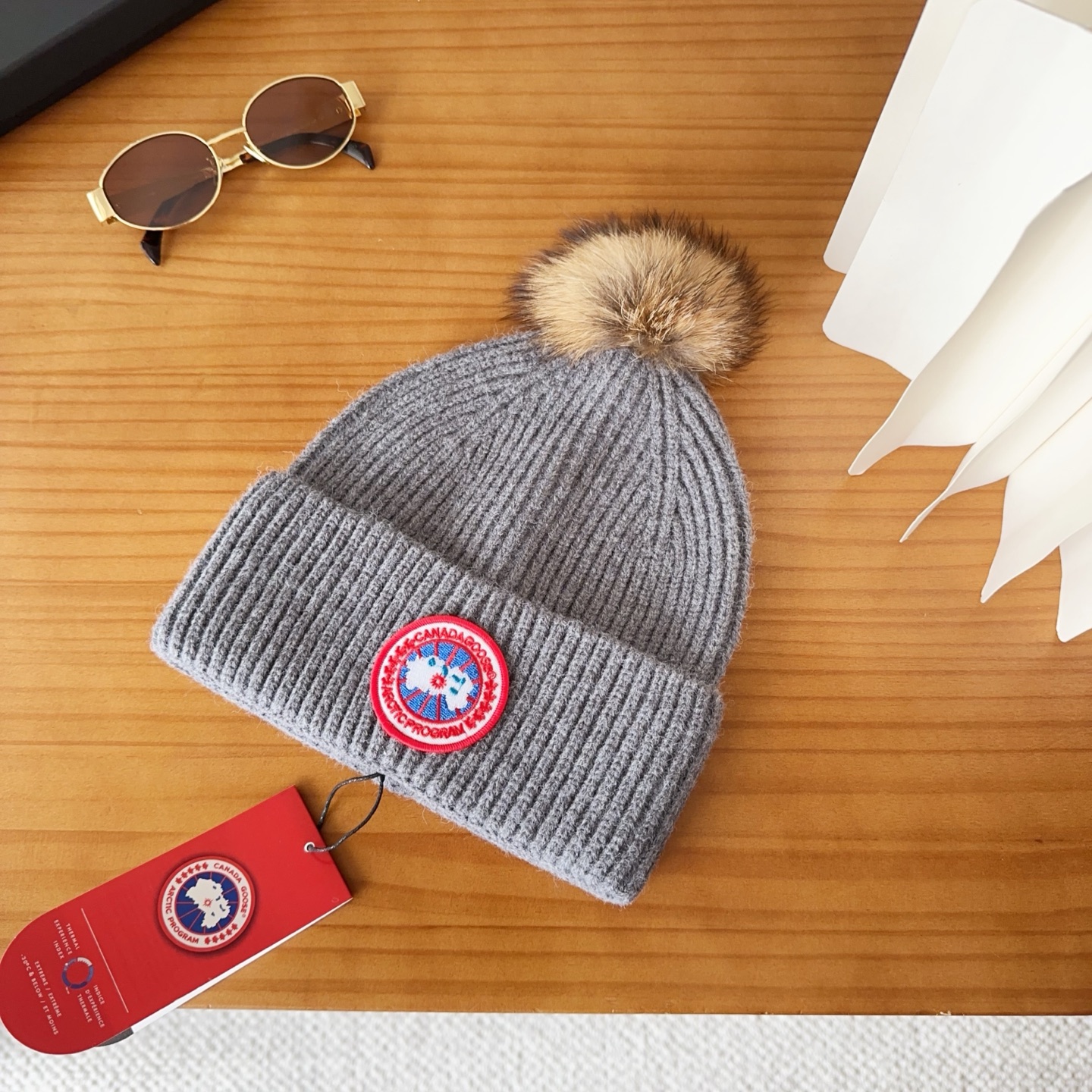 CANADA GOOSE加拿大鹅冬季保暖羊绒冷帽兔羊毛材质，手感厚实，不易变形时尚百搭情侣帽，进口刺绣标