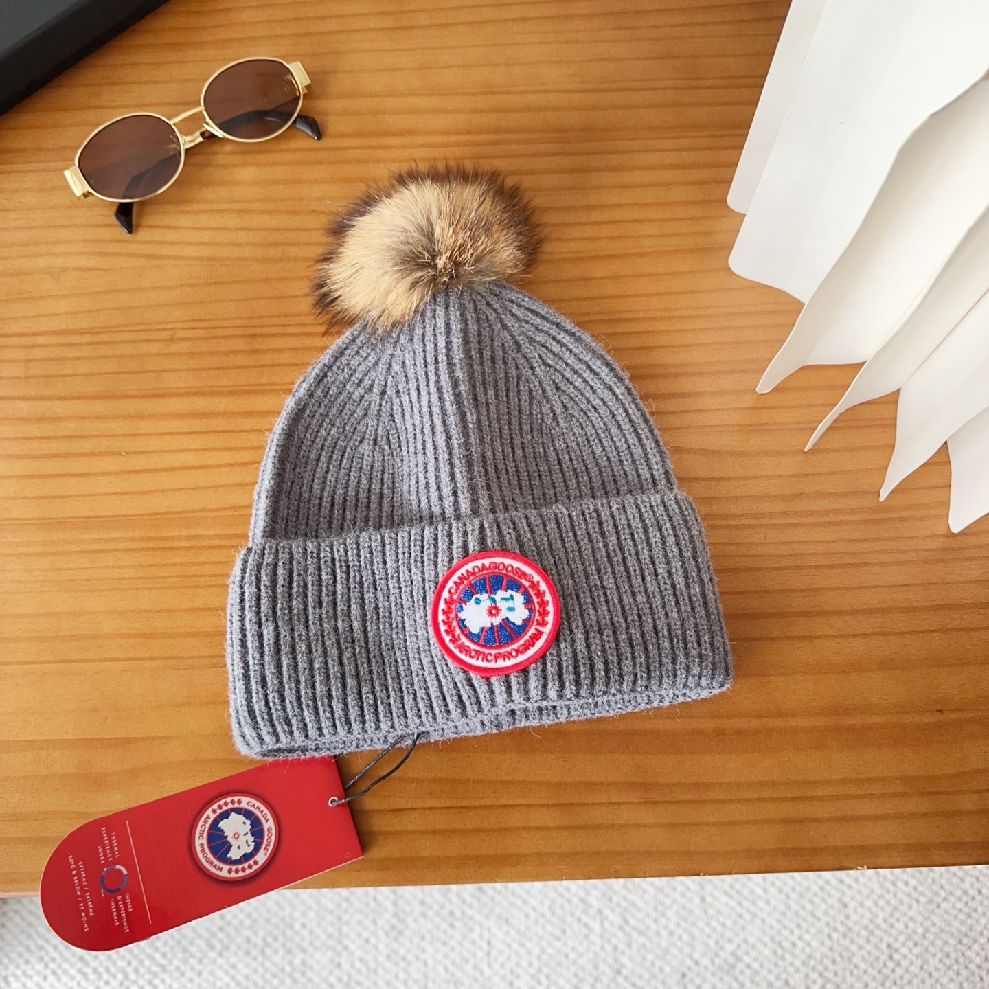 CANADA GOOSE加拿大鹅冬季保暖羊绒冷帽兔羊毛材质，手感厚实，不易变形时尚百搭情侣帽，进口刺绣标