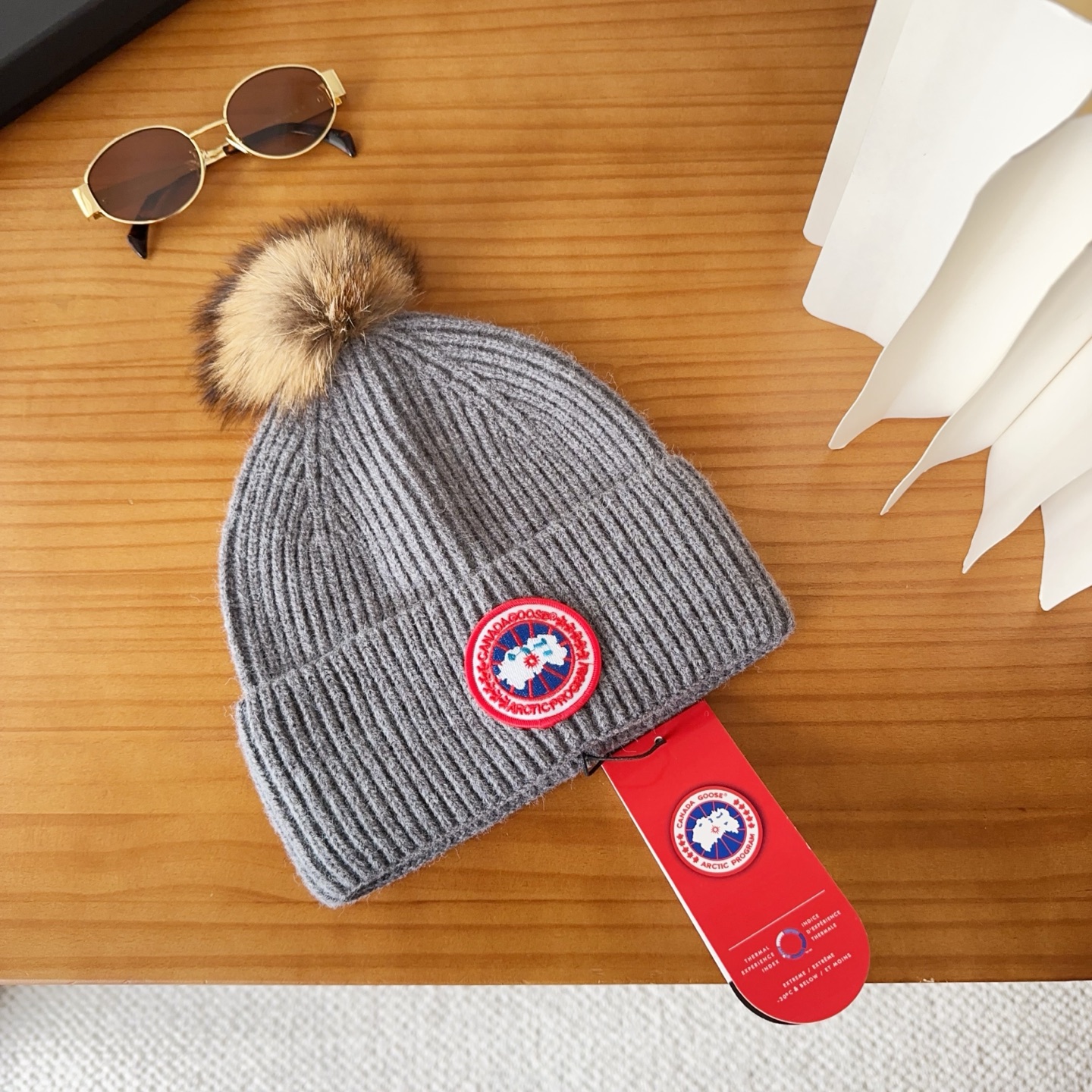 CANADA GOOSE加拿大鹅冬季保暖羊绒冷帽兔羊毛材质，手感厚实，不易变形时尚百搭情侣帽，进口刺绣标